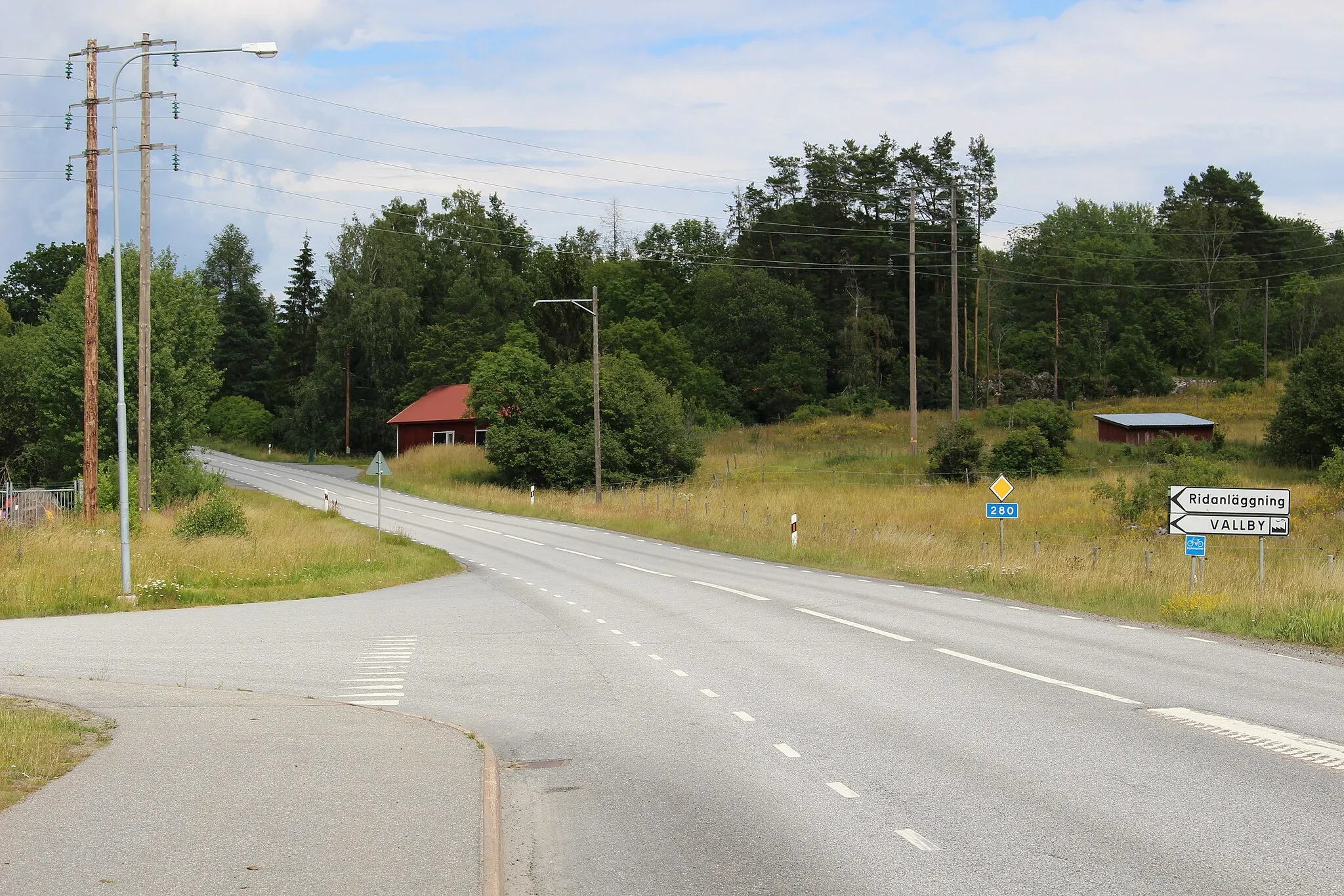 Photo showing: Länsväg 280 i Rimbo mot nordost.