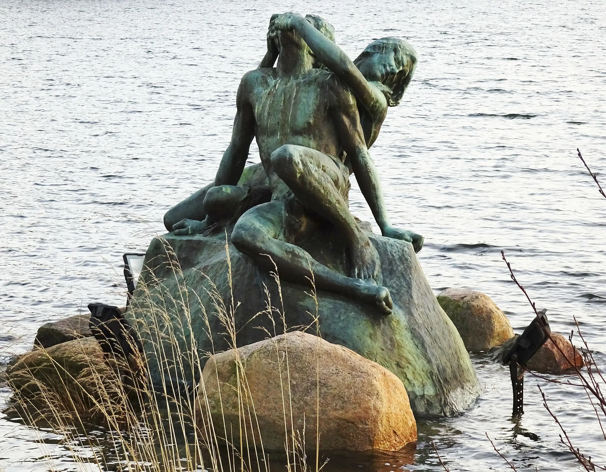 Photo showing: Bronsskulptur "Lek vid stranden"av  Theodor Lundberg utanför Grand Hotel, Saltsjöbaden