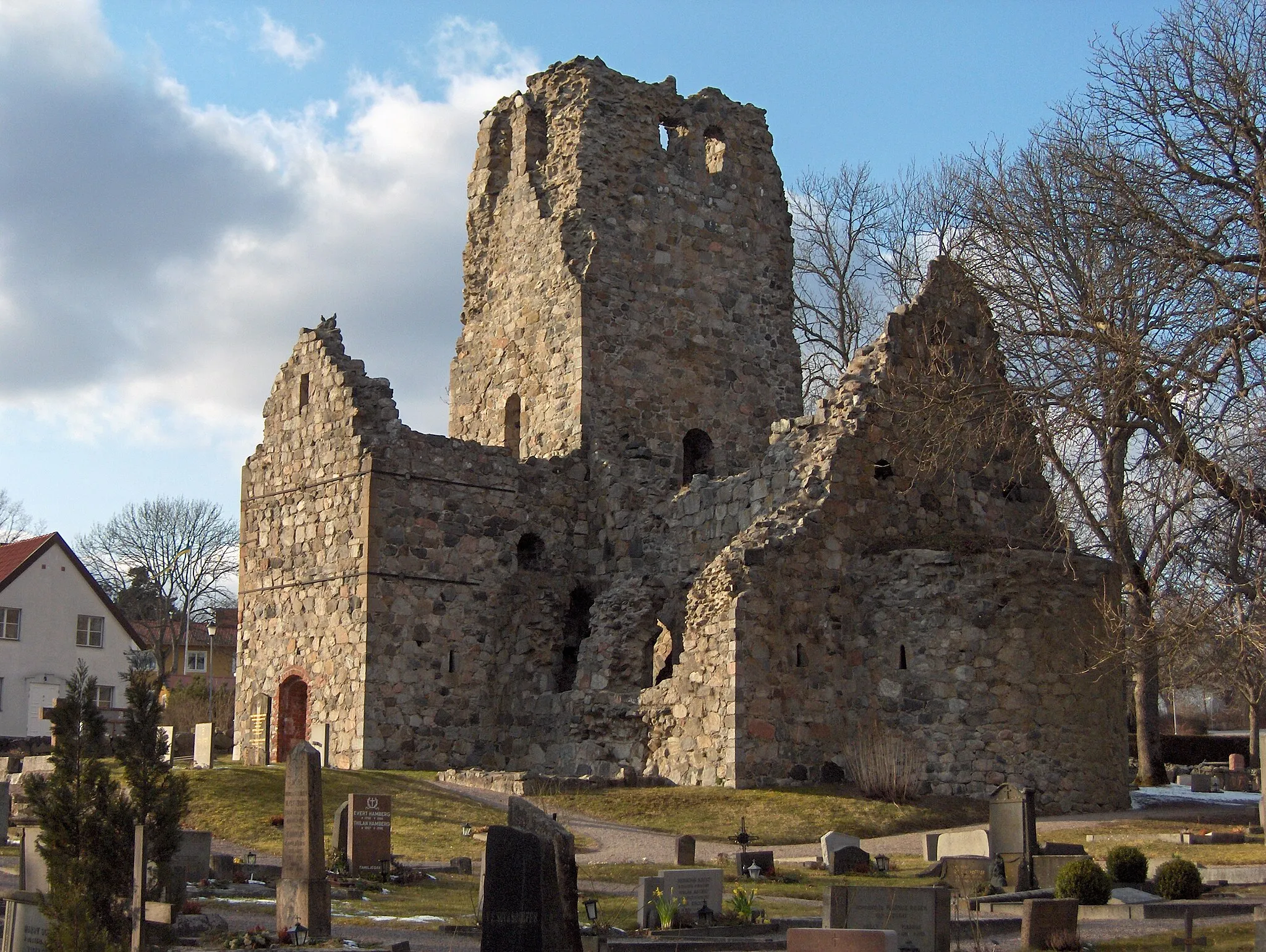 Photo showing: Ruins of St. Olof church in Sigtuna, Sweden.