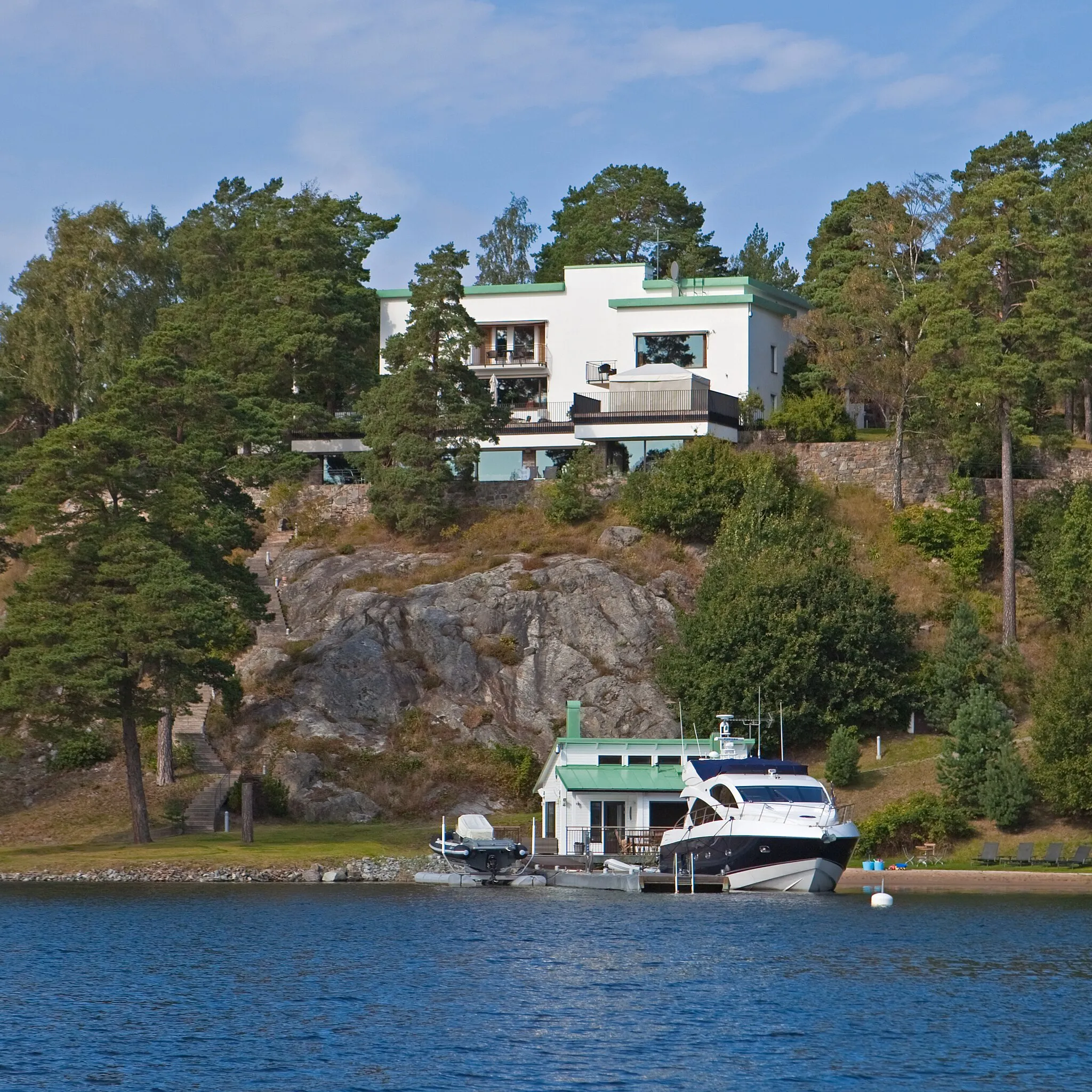 Photo showing: House on the shore of Värmdö island just to the west of the Stromma canal, September 2012
