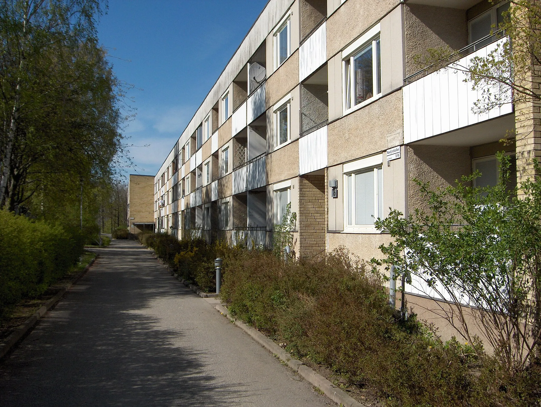 Photo showing: Typical residential block in Ör, Sundbyberg municipality, Sweden. This house is located at Kavaljersbacken street.