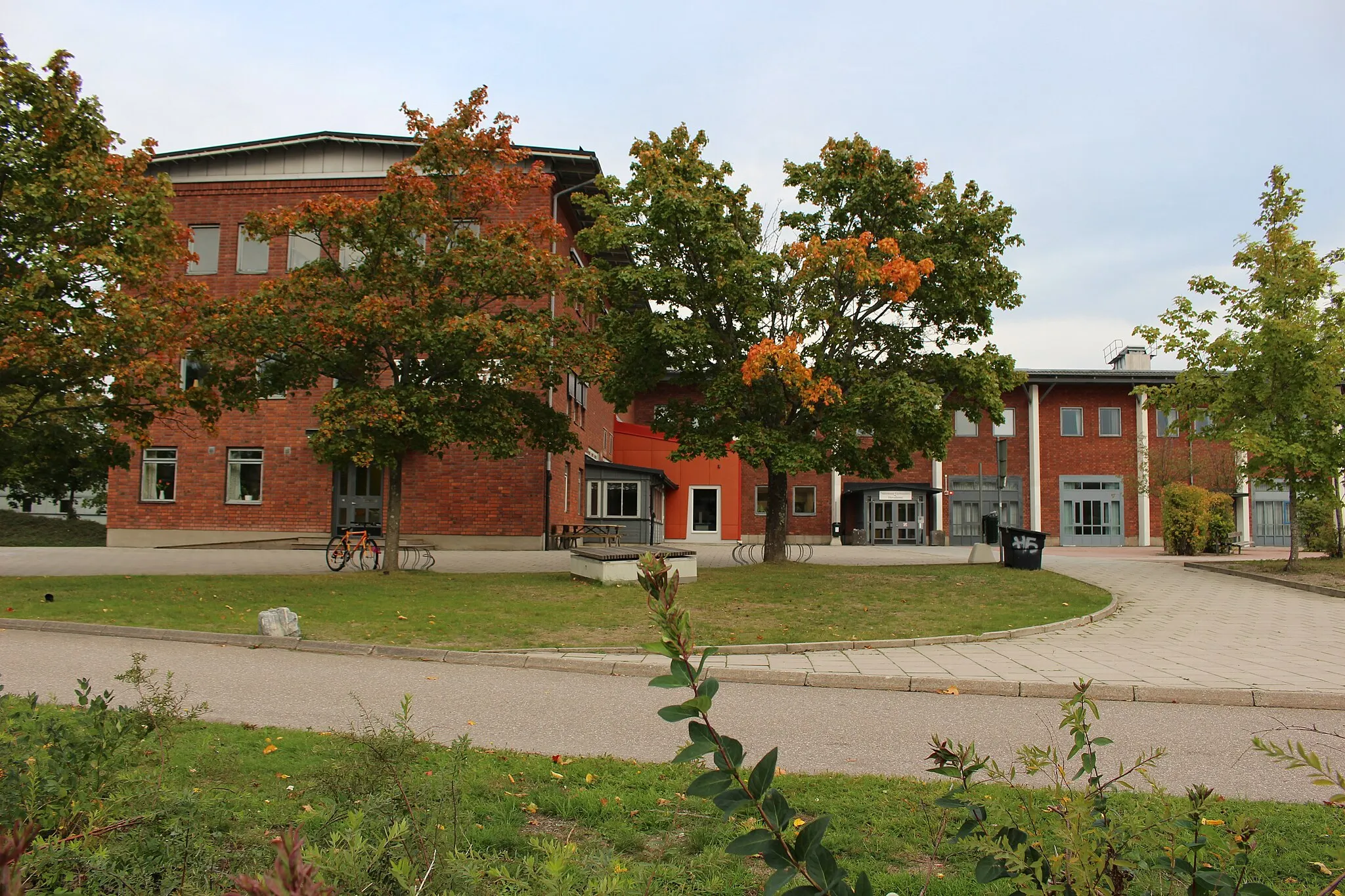 Photo showing: Vallentuna gymnasium från väster.