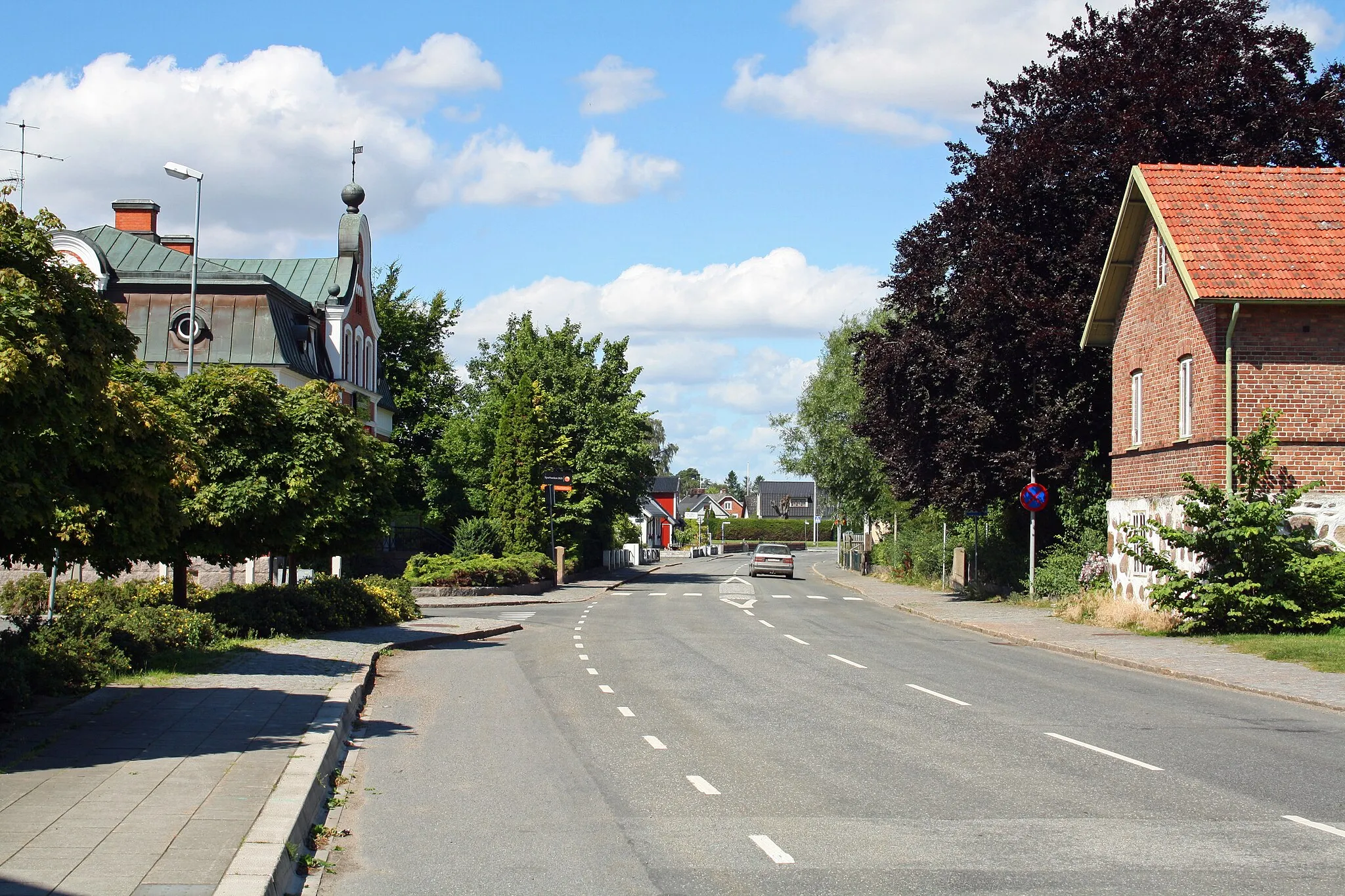 Photo showing: Gamla vägen i Fjälkinge, den 4 augusti 2012. Till vänster syns sparbankshuset.