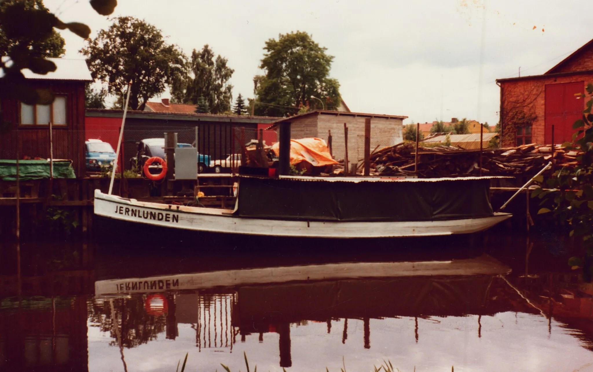 Photo showing: Rundtursbåten Jernlunden, Nolhaga, Alingsås, ca 1993