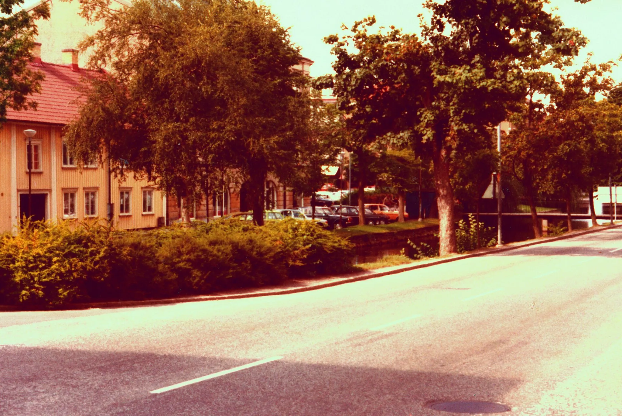 Photo showing: Alingsås, framför Lilla torget (ca 1972).