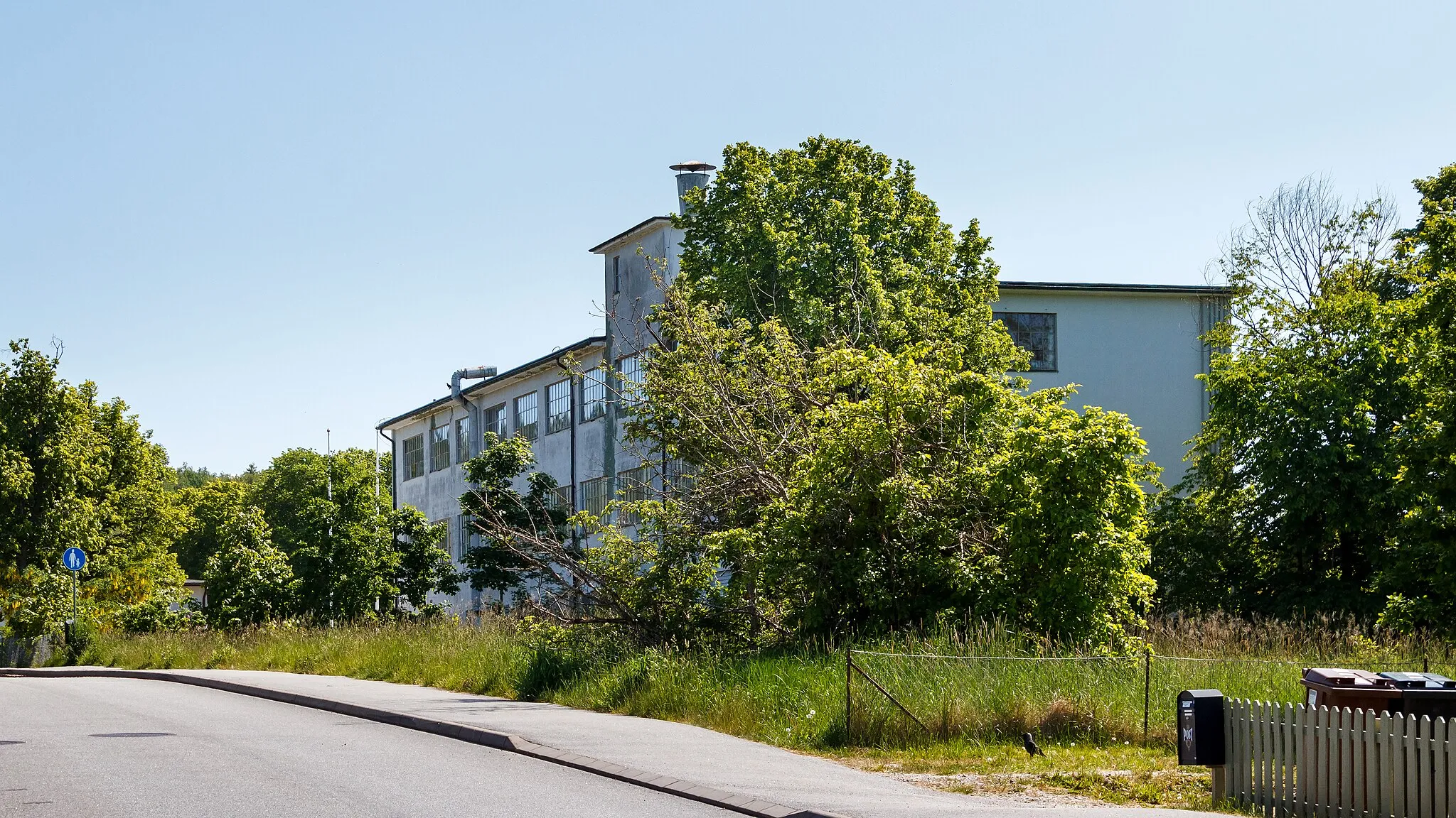 Photo showing: The former gas mask factory as seen from the north in Brastad, Lysekil Municipality, Sweden. Main building.