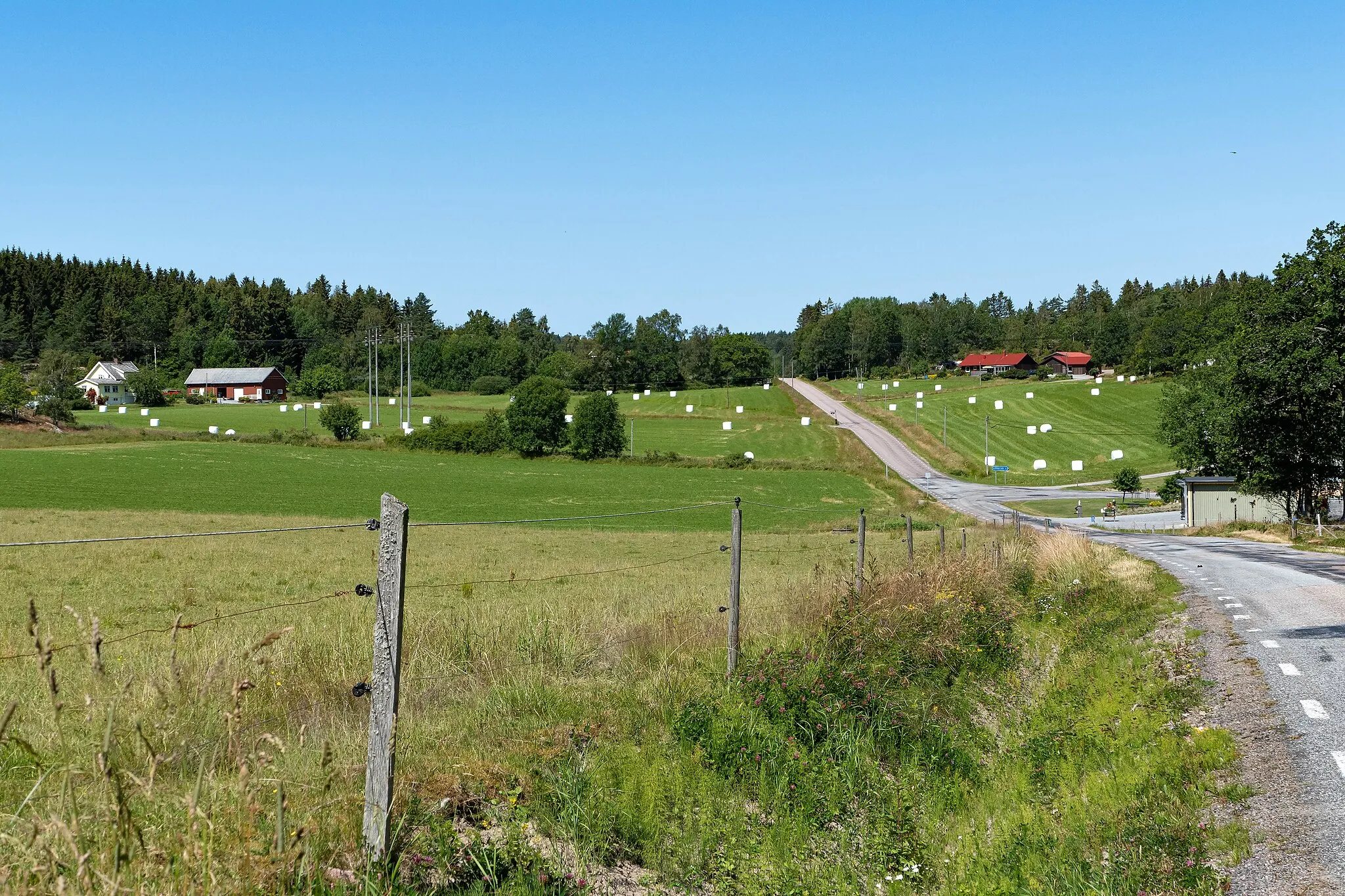 Photo showing: Farmlands in Angård, Brastad, Lysekil Municipality, Sweden.