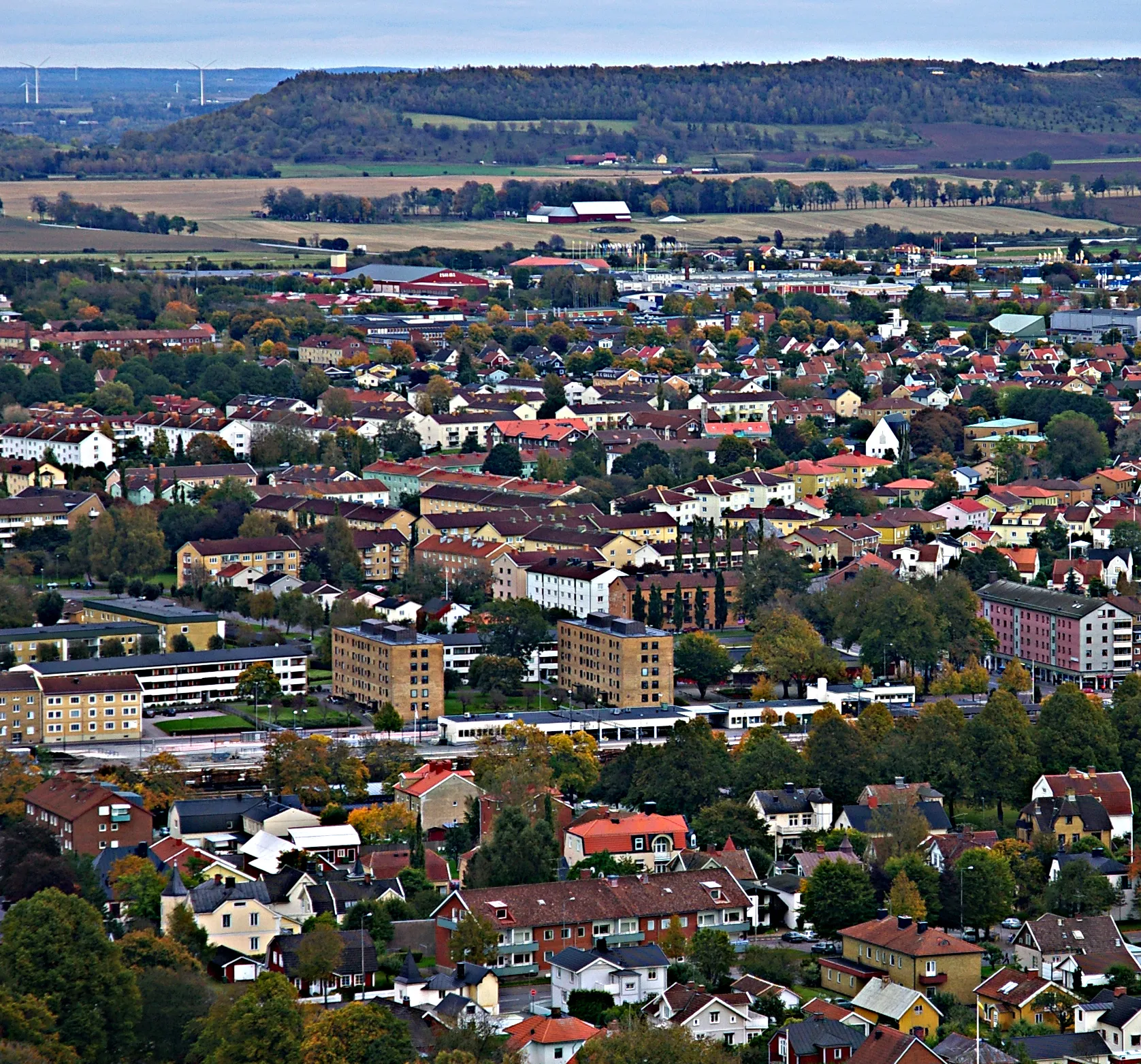 Photo showing: The town Falköping in Västergötland, Sweden. Photographed from Mösseberg viewing tower. In the background the table mountain Ålleberg is seen.