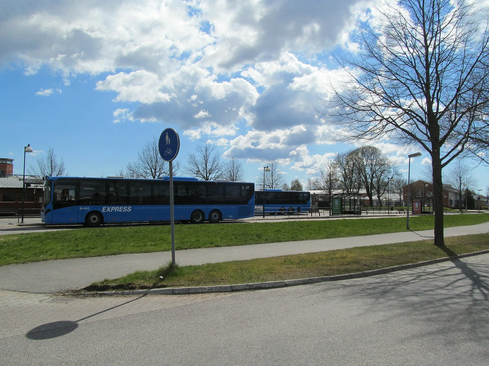 Photo showing: Gråbo bus station in Lerum Municipality, Sweden. The bus station is located on the same place as the former railway station.