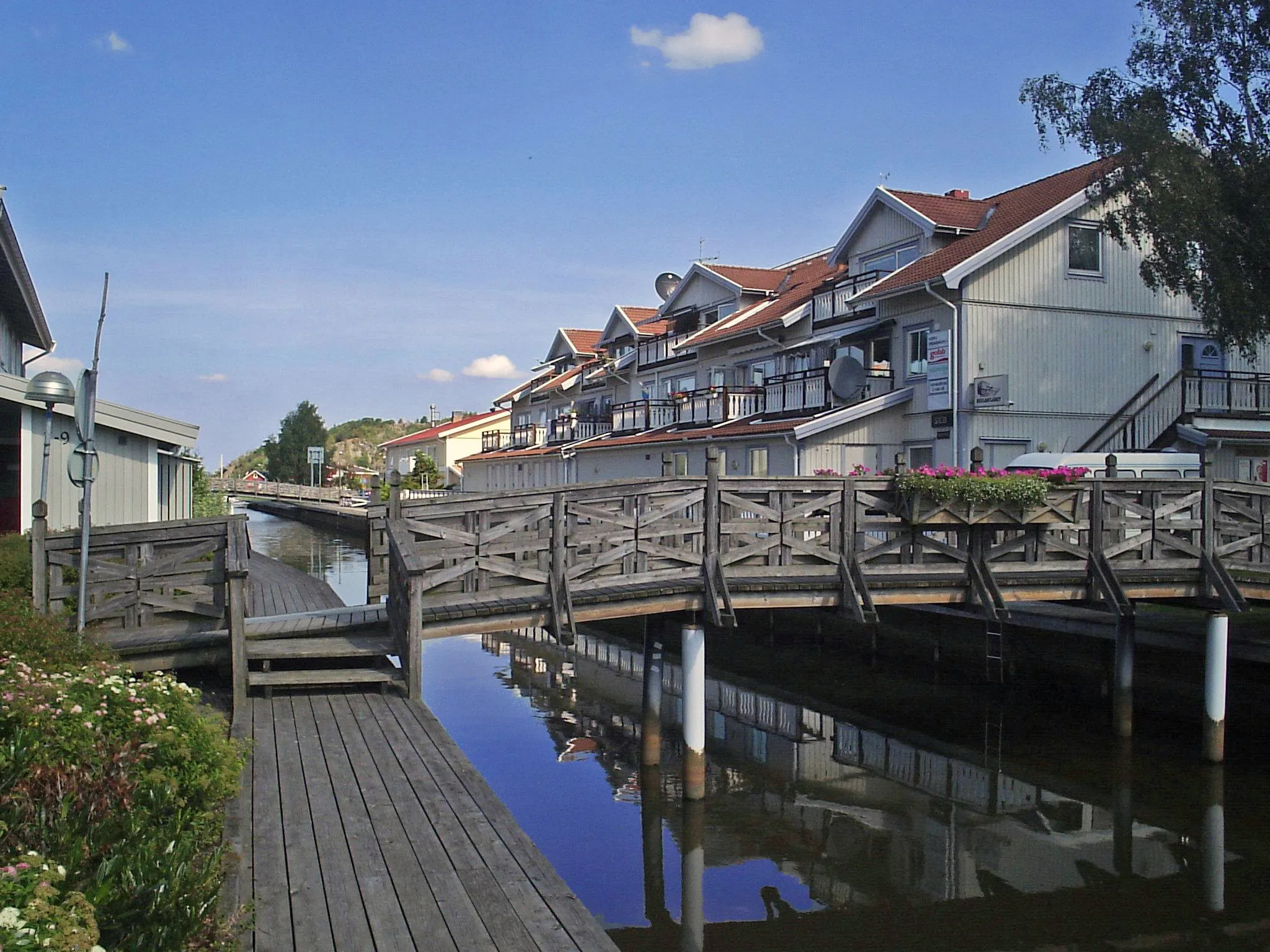 Photo showing: The river Henån passes through the locality of Henån, which is the seat of Orust Municipality at the west coast of Sweden. Orust is the third biggest island in Sweden, some 60 kilometres (approximately 37.3 miles) north of Gothenburg.