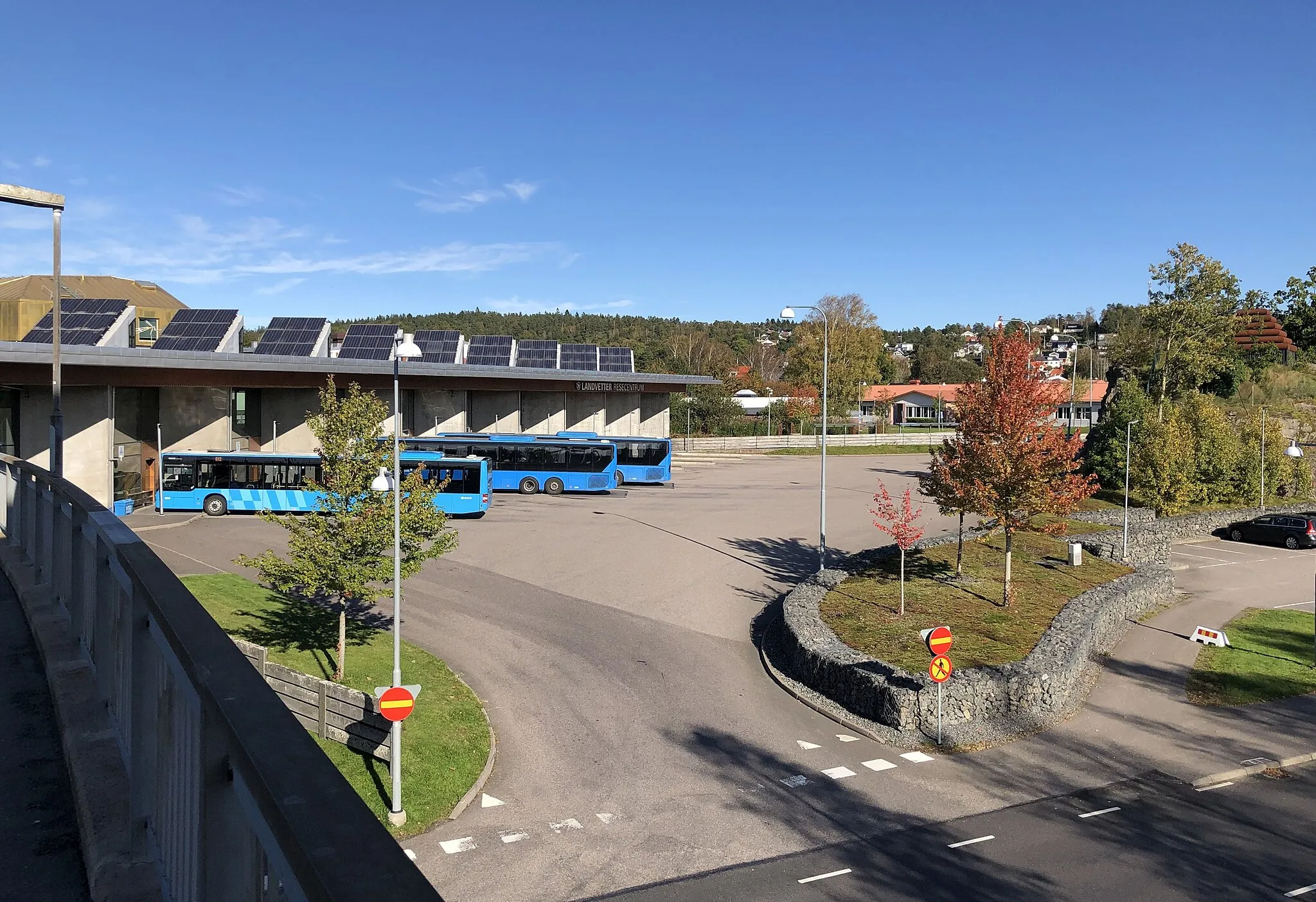 Photo showing: Landvetter resecentrum sett från söder, gångbron över riksväg 27/40