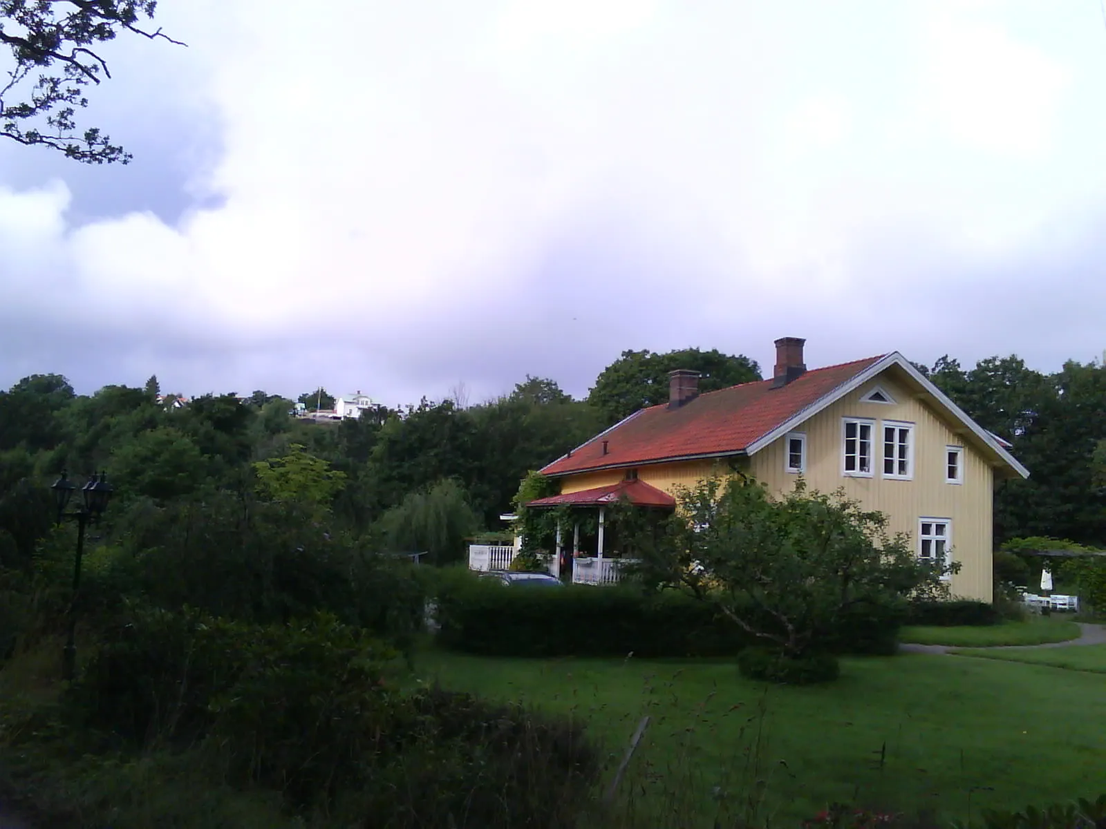 Photo showing: Bostadsområdet Lyckorna och bostadsområdet (och kyrkbyn) Ljung nära Ljungs gamla kyrka (och Ljungs nya kyrka), strax söder om Ljungskile i södra Uddevalla kommun i Bohuslän.