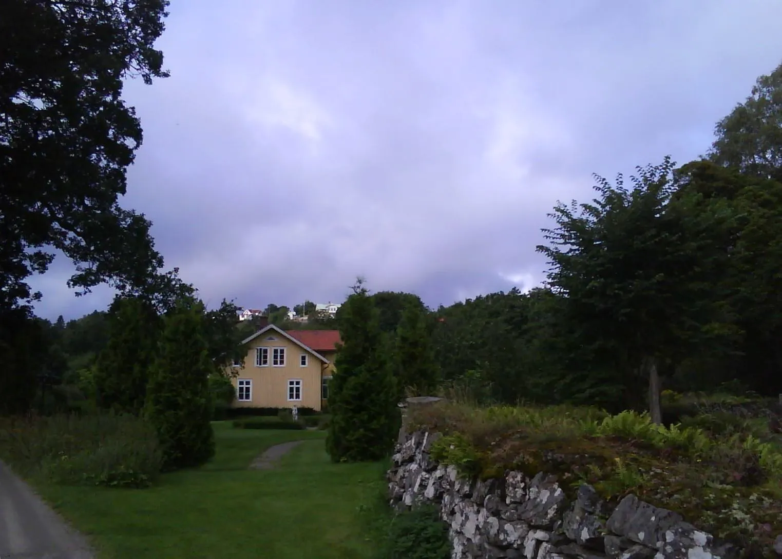 Photo showing: Bostadsområdet Lyckorna och bostadsområdet (och kyrkbyn) Ljung nära Ljungs gamla kyrka (och Ljungs nya kyrka), strax söder om Ljungskile i södra Uddevalla kommun i Bohuslän.