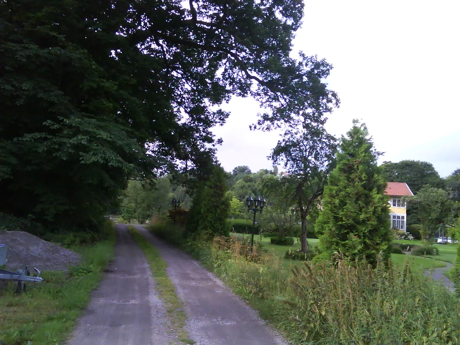 Photo showing: Bostadsområdet Lyckorna och bostadsområdet (och kyrkbyn) Ljung nära Ljungs gamla kyrka (och Ljungs nya kyrka), strax söder om Ljungskile i södra Uddevalla kommun i Bohuslän.