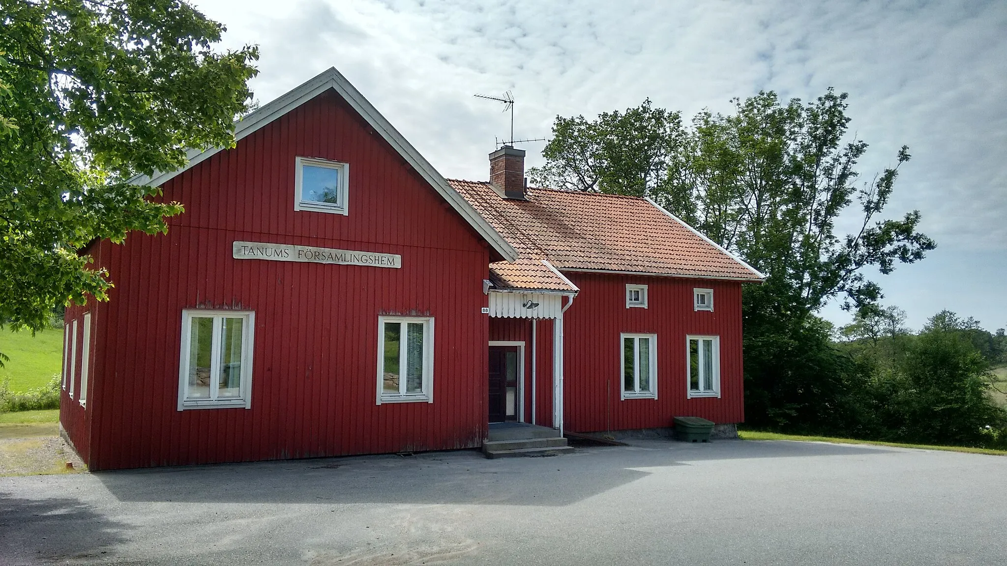 Photo showing: Tanums församlingshem, tidigare ortens första skola. Byggnaden uppfördes 1872 på Tanums prästgårds mark.