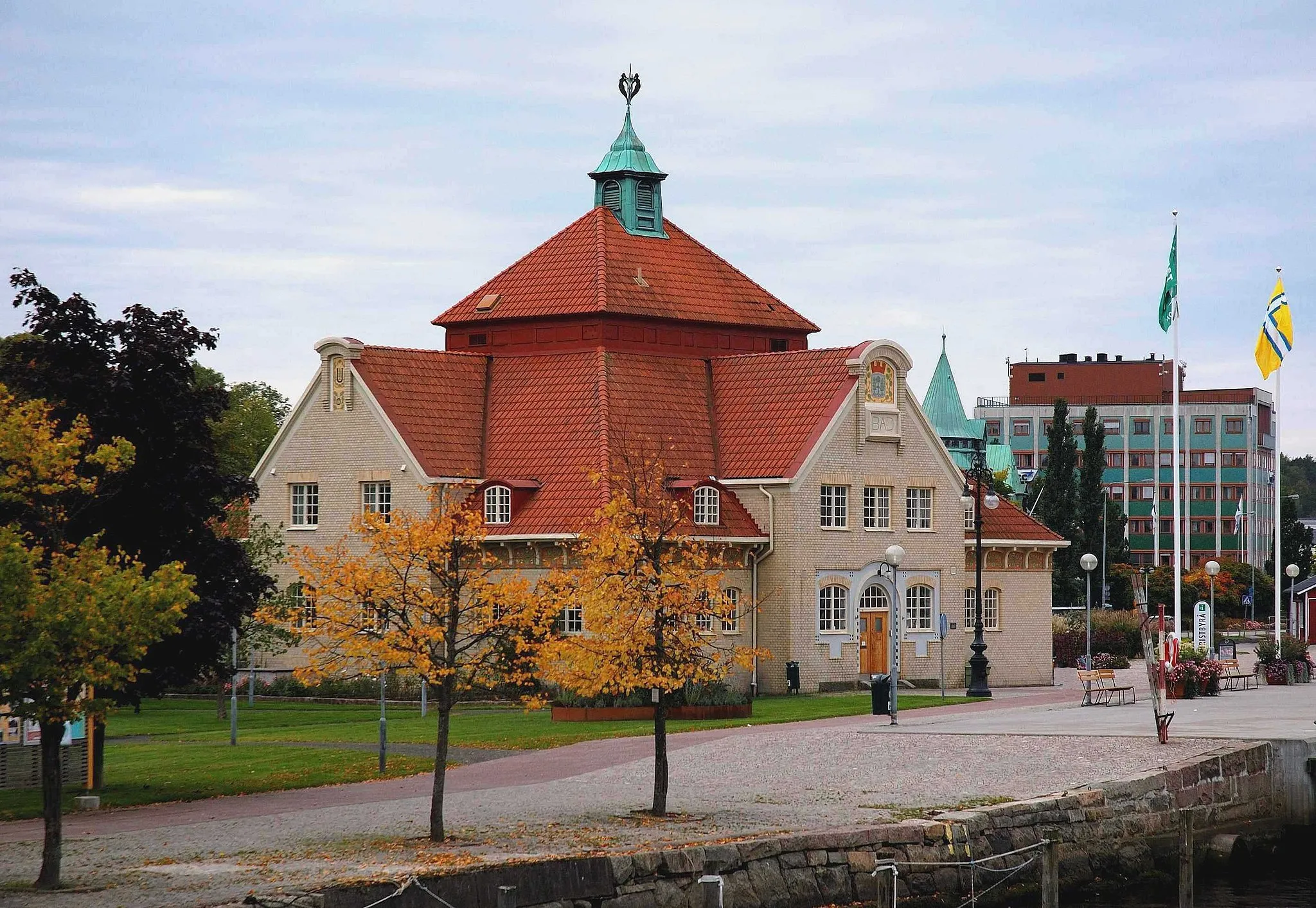 Photo showing: Uddevalla badhus. Byggnadsår 1907. Byggnadens exteriör och utformning i simhallen är utförd efter ritningar av Gustaf Hugo Sandberg. Övrigt planerades av stadsingenjören, sedermera stadens förste stadsarkitekt A Herder Lindeberg