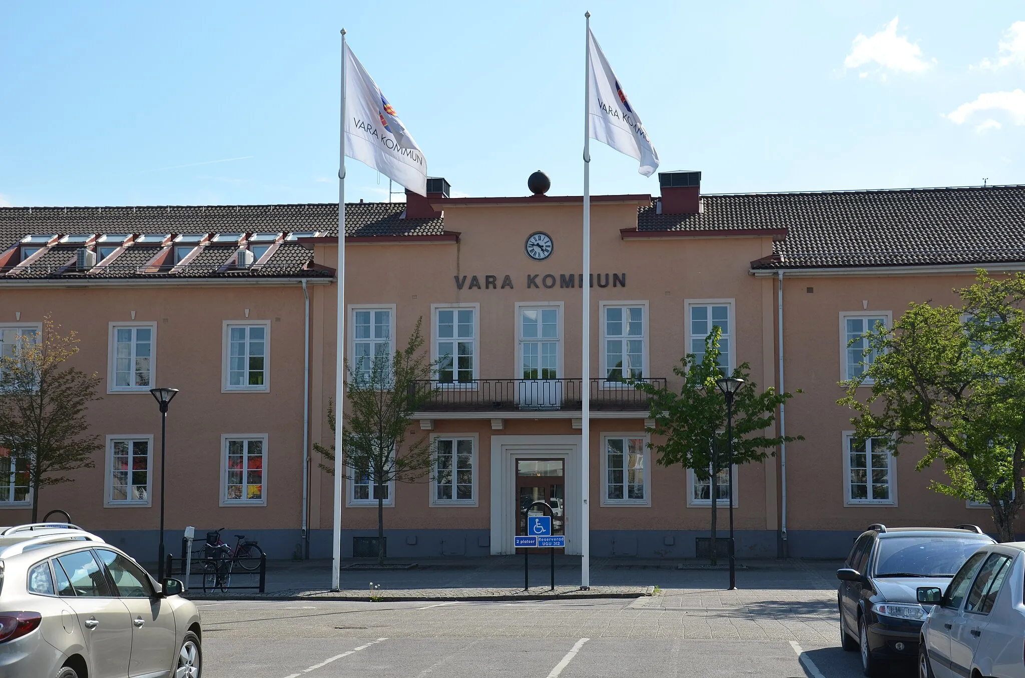 Photo showing: Vara Municipality Building