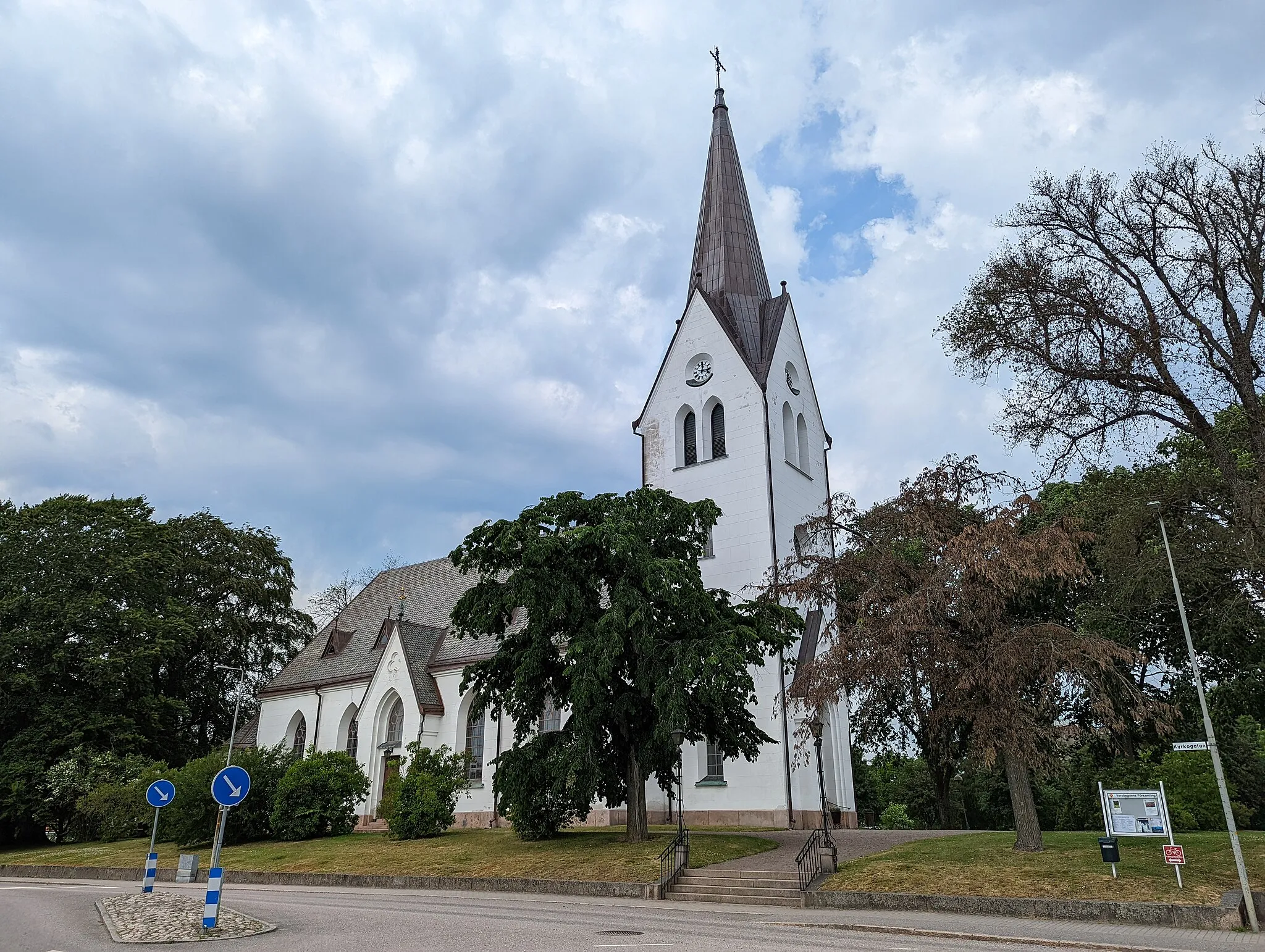 Photo showing: Vara kyrka den 27 juni 2022