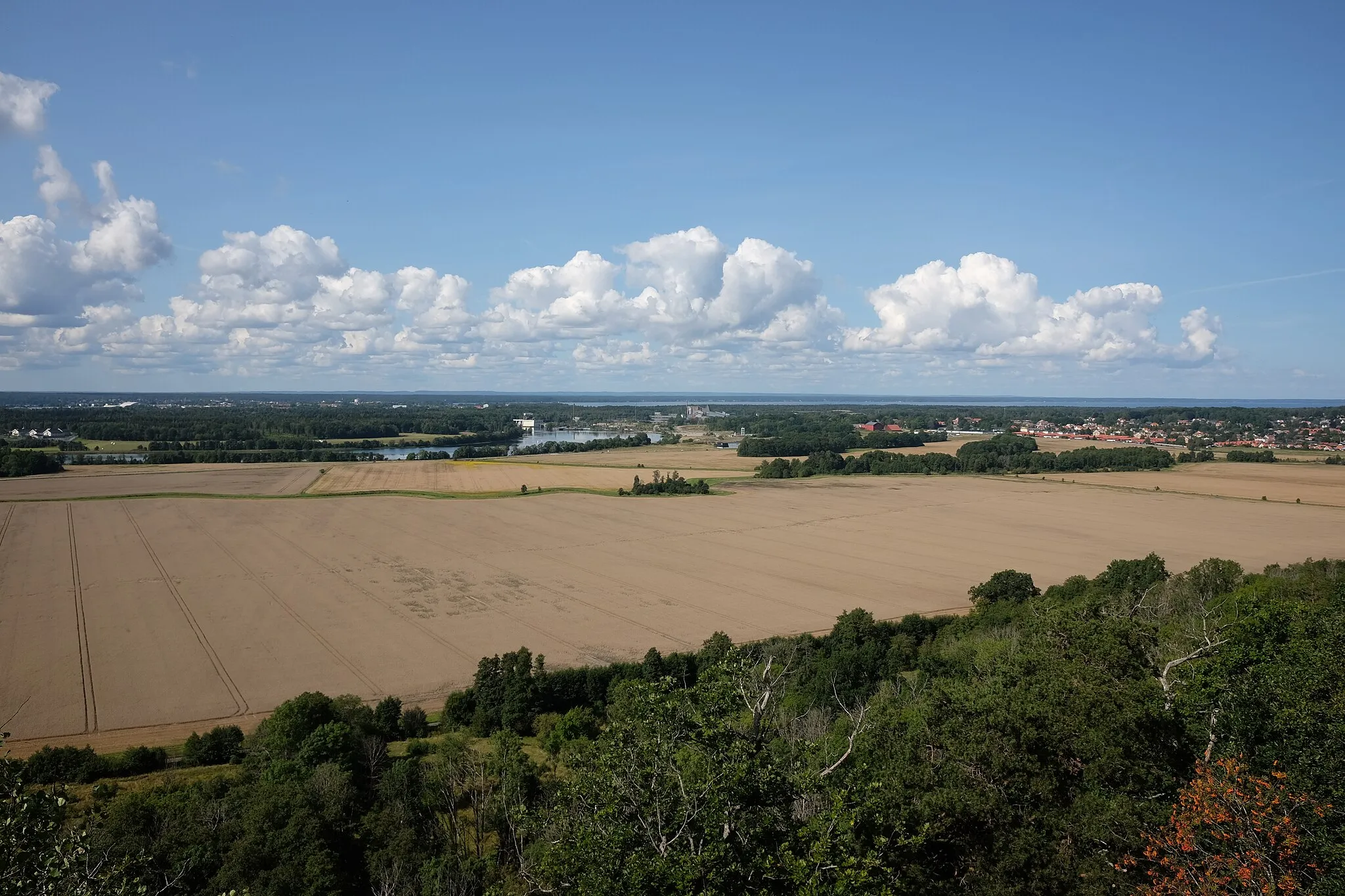 Photo showing: View from Älvutsikten på Hunneberg, Hunneberg, towards Göta älv, Vänersborg and Vargön.