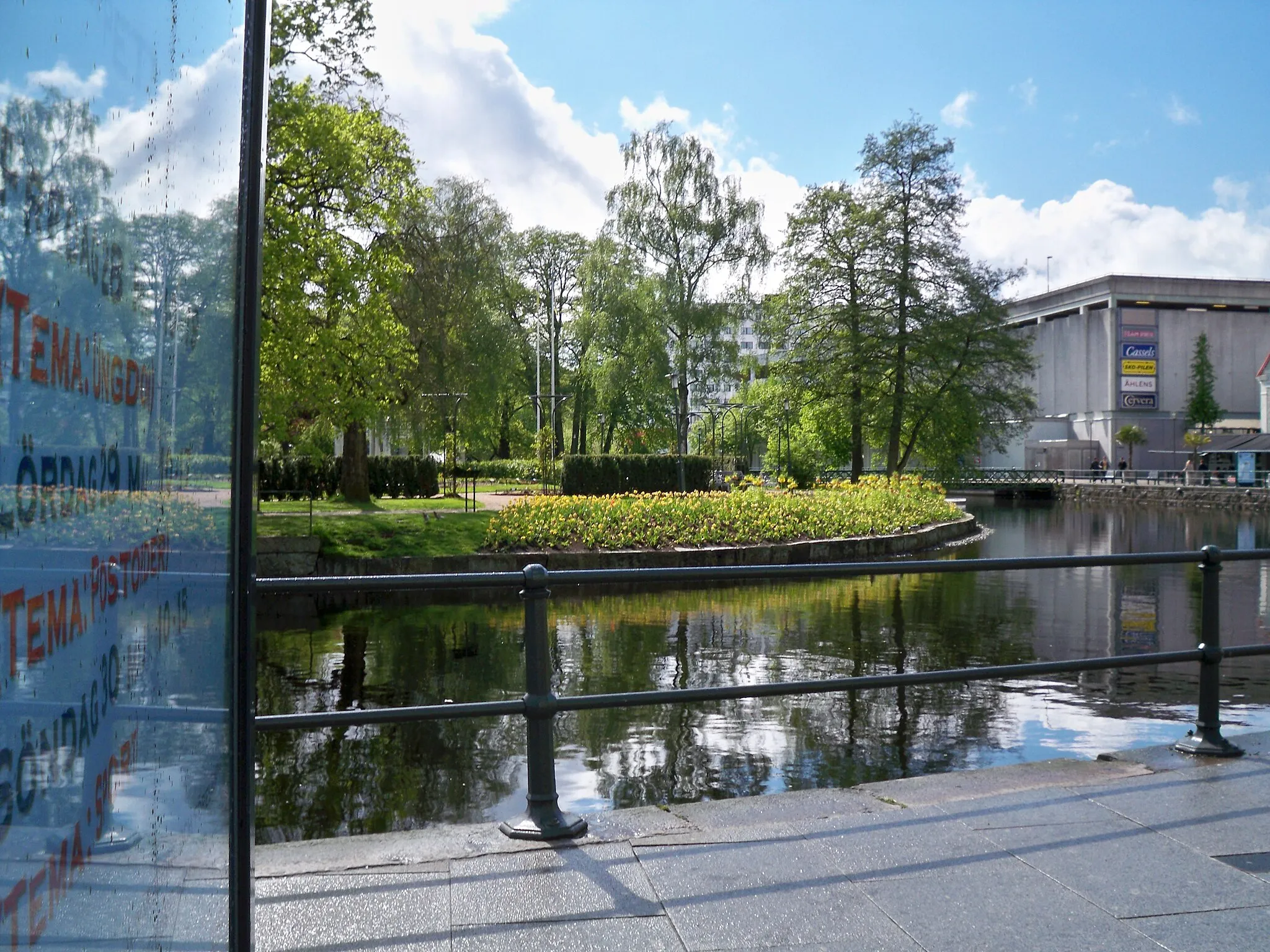Photo showing: A curve of Viskan (Whisper River) in the city of Borås, Sweden.