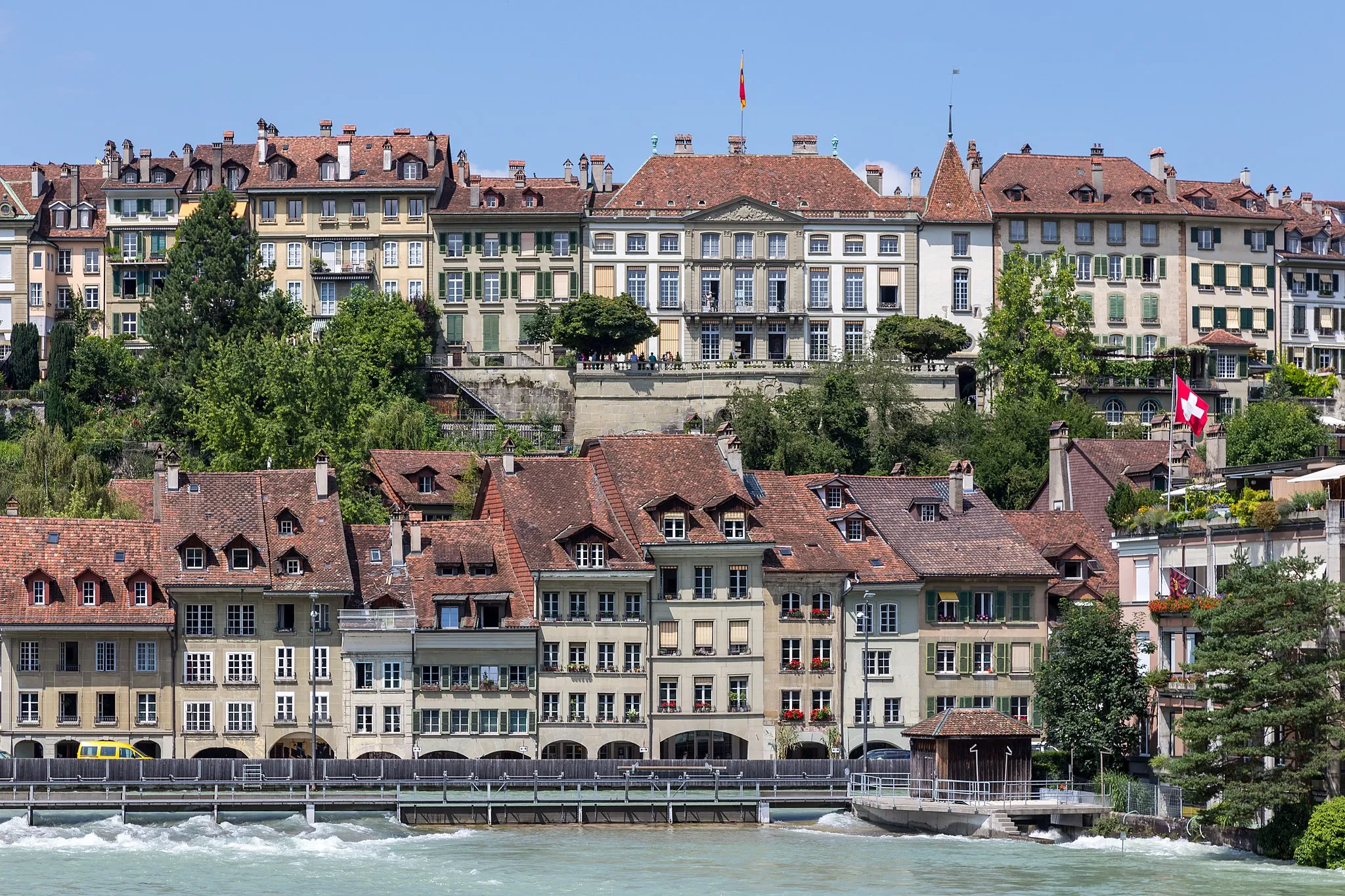 Photo showing: Aare and houses on the Schifflaube (below) Junkerngasse (above) with the Erlacherhof.