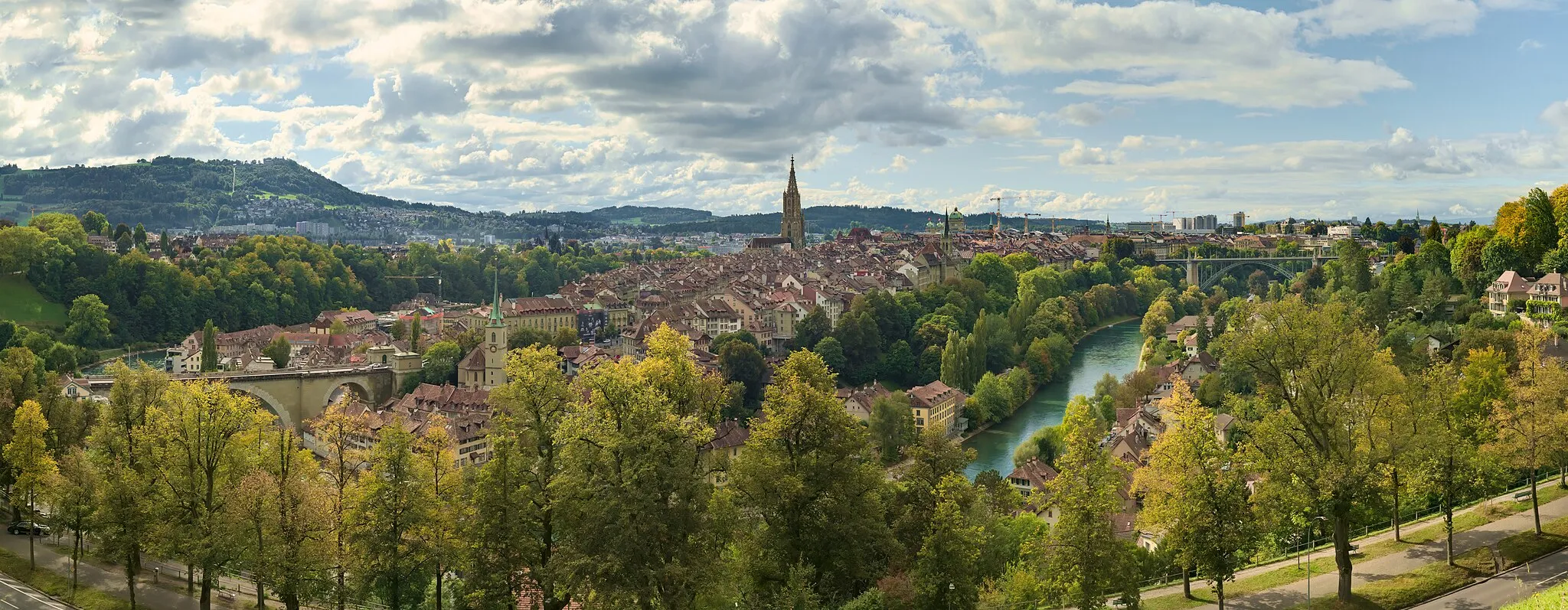 Photo showing: Panoramic view of the old town of Bern from Rosengarten.  This view includes the main landmarks like the Bern Minster, the Bundeshaus (Federal Palace of Switzerland) and the Aare river.  This is a panorama in cylindrical projection fused from two exposure layers and 31 images each.
