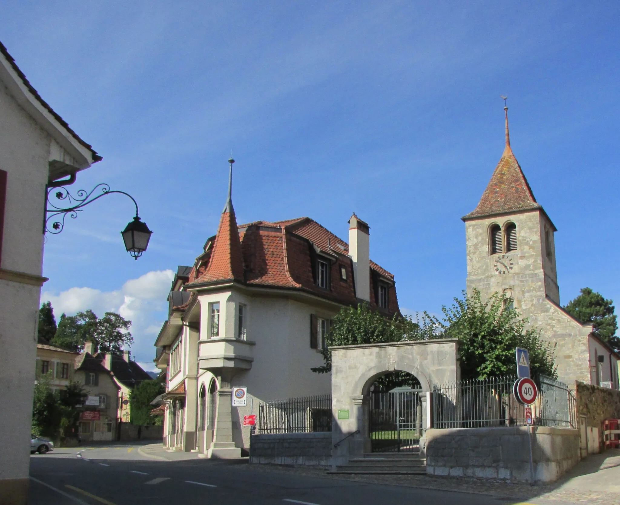 Photo showing: La place et le temple.