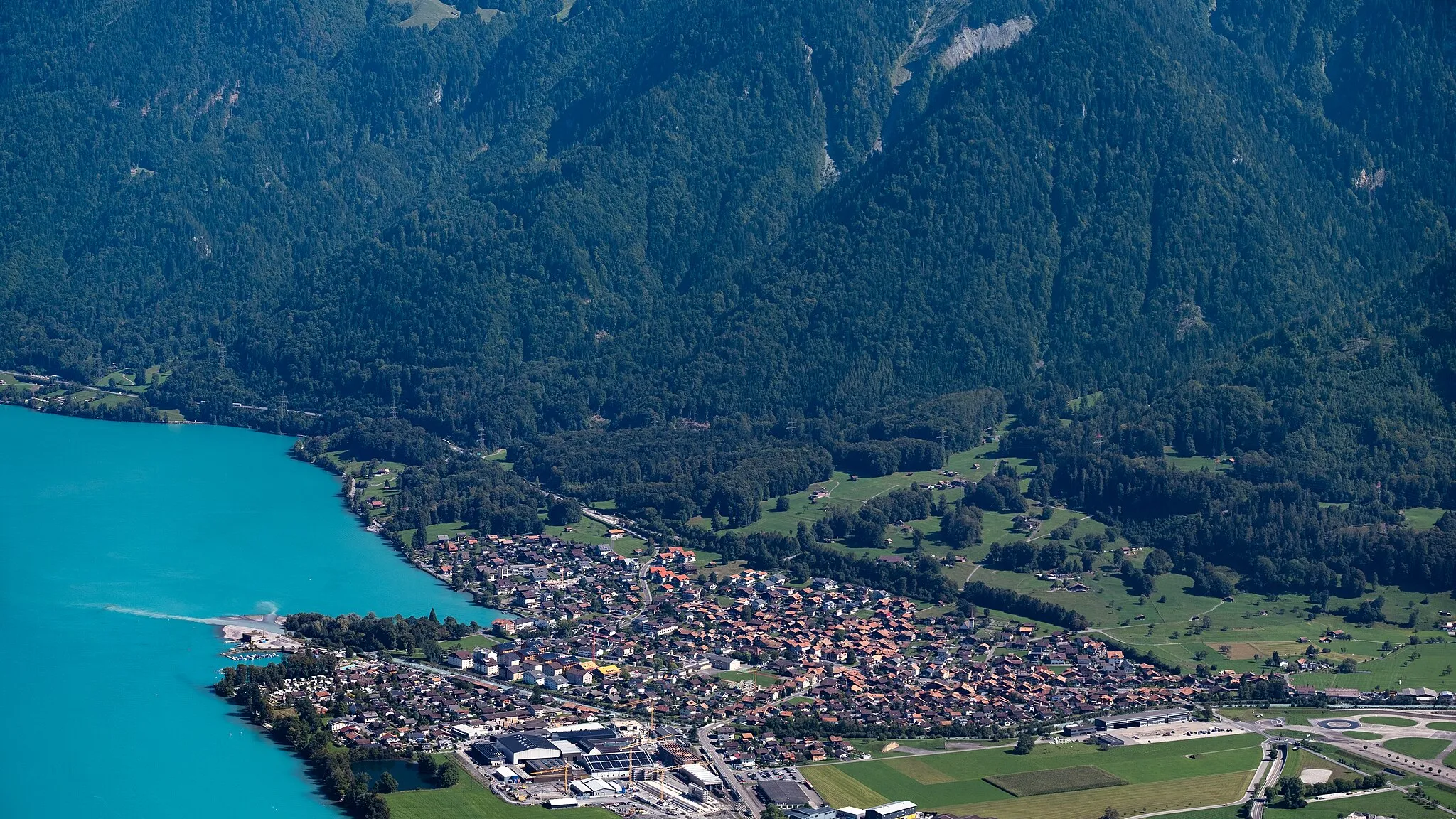 Photo showing: Le village de Bönigen, au bord du lac de Brienz, et la confluence de la Lütschine dans ce dernier, vus depuis Harderkulm.