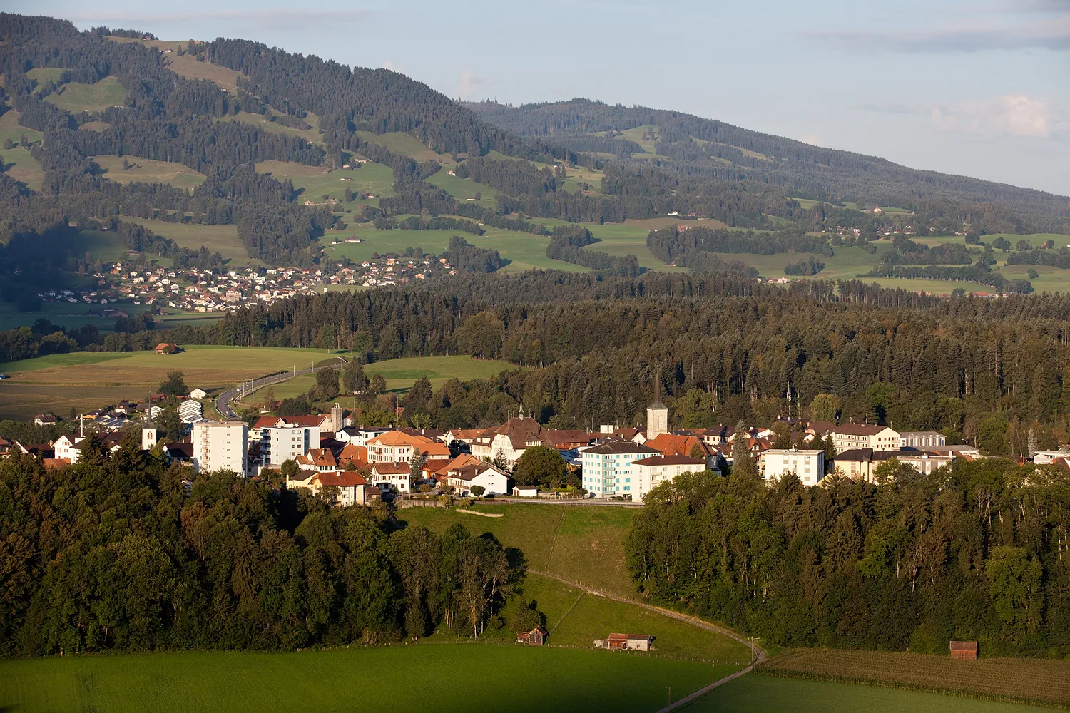 Photo showing: Der Dorfkern von Broc im Morgenlicht