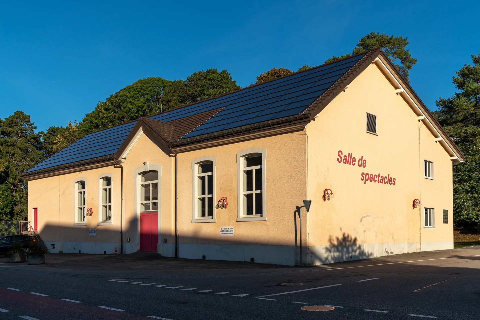 Photo showing: Salle de spectacles in Corgémont (BE)