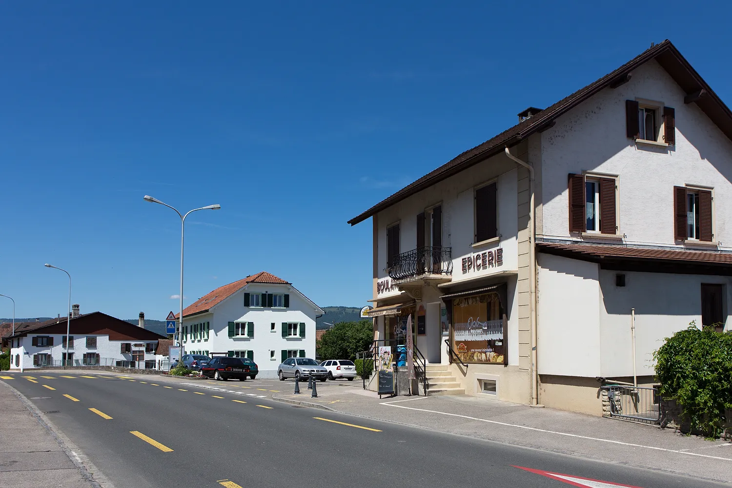 Photo showing: Courfaivre (JU), mitten im Dorf (Bäckerei und Lebensmittel)