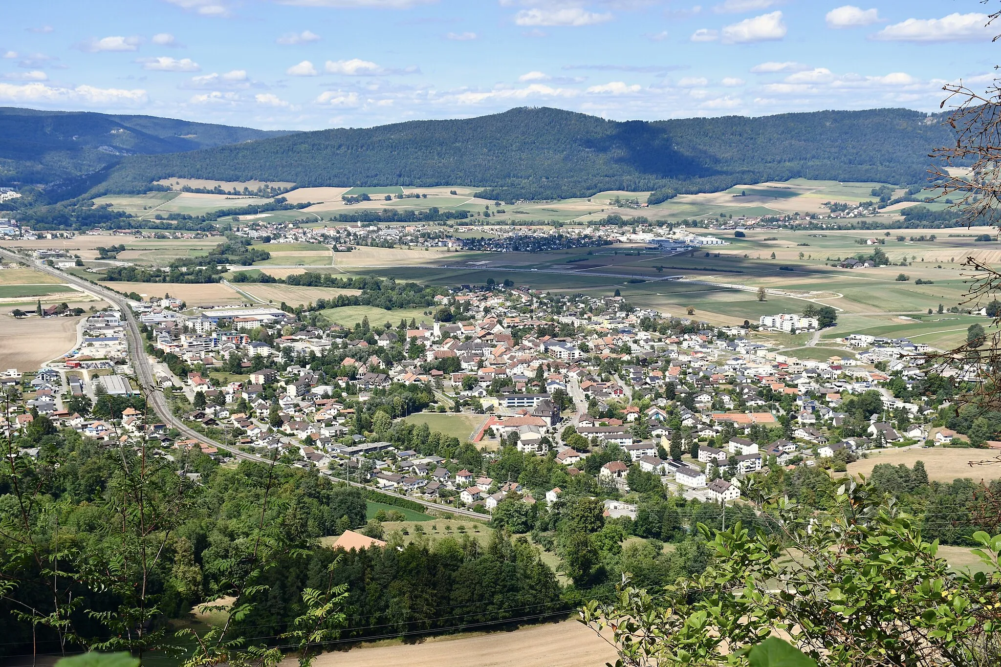 Photo showing: Courrendlin vu depuis la forêt des Cendres.