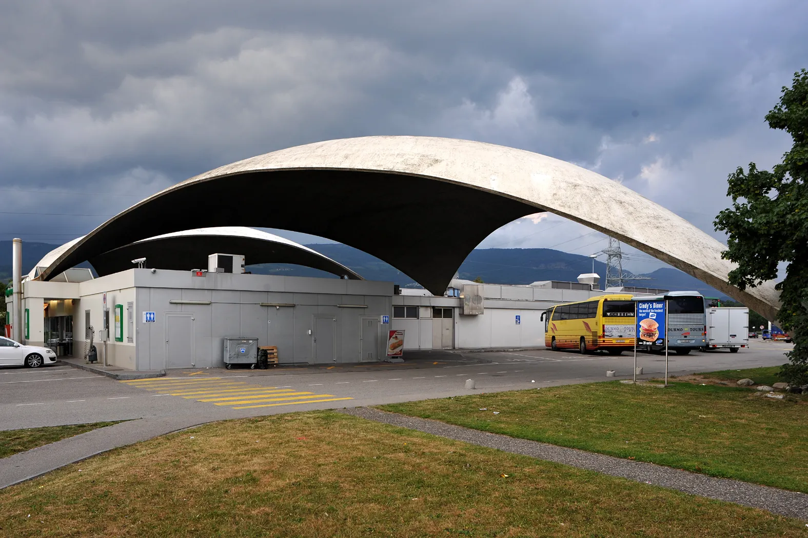 Photo showing: Highway service area Deitingen south, triangle concrete cupola roofs of the Swiss civil engineer Heinz Isler, built 1968; Solothurn, Switzerland.