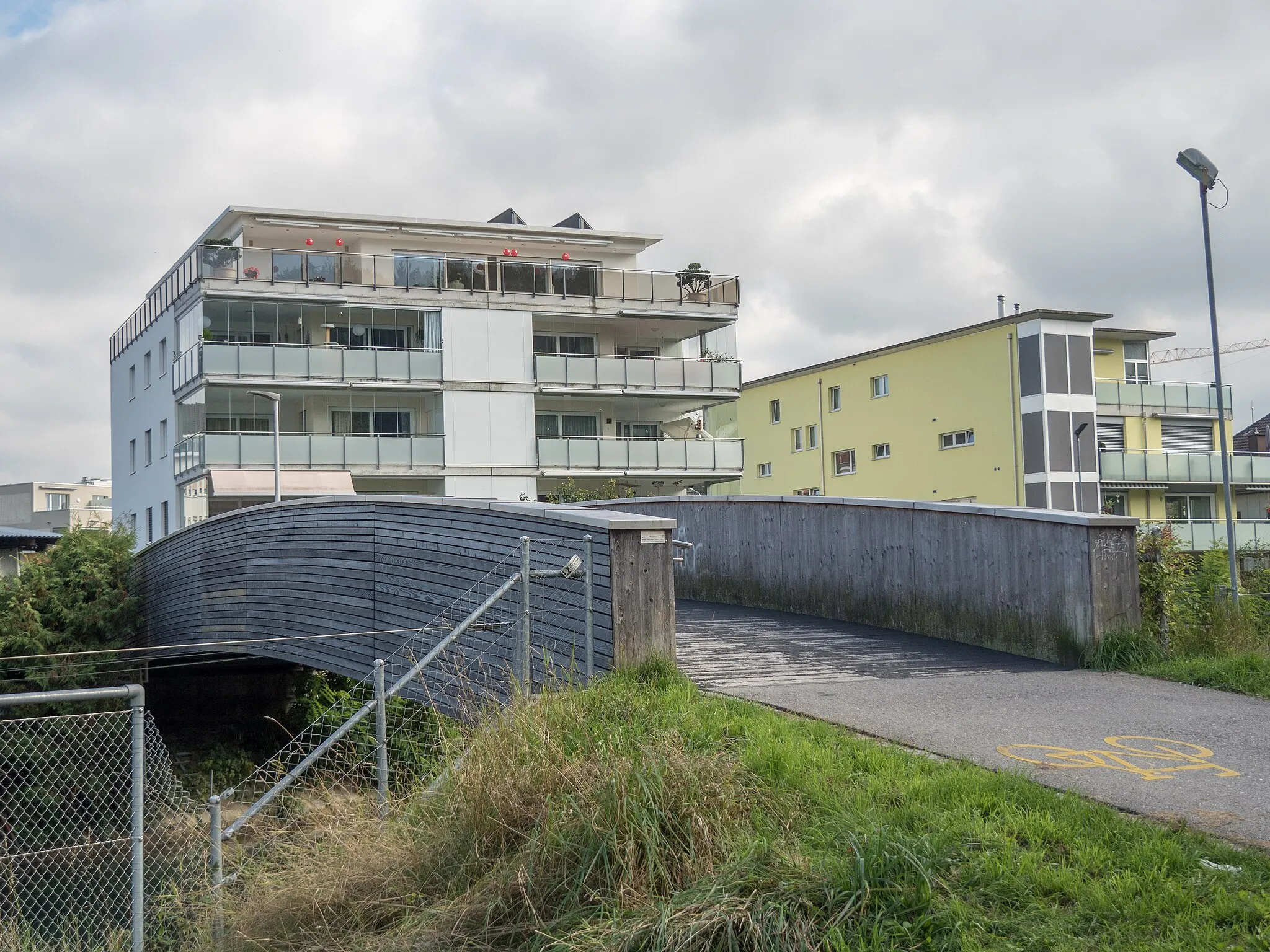 Photo showing: Derendingen, Canton of Solothurn. Pedestrian Bridge over the Emme Canal.