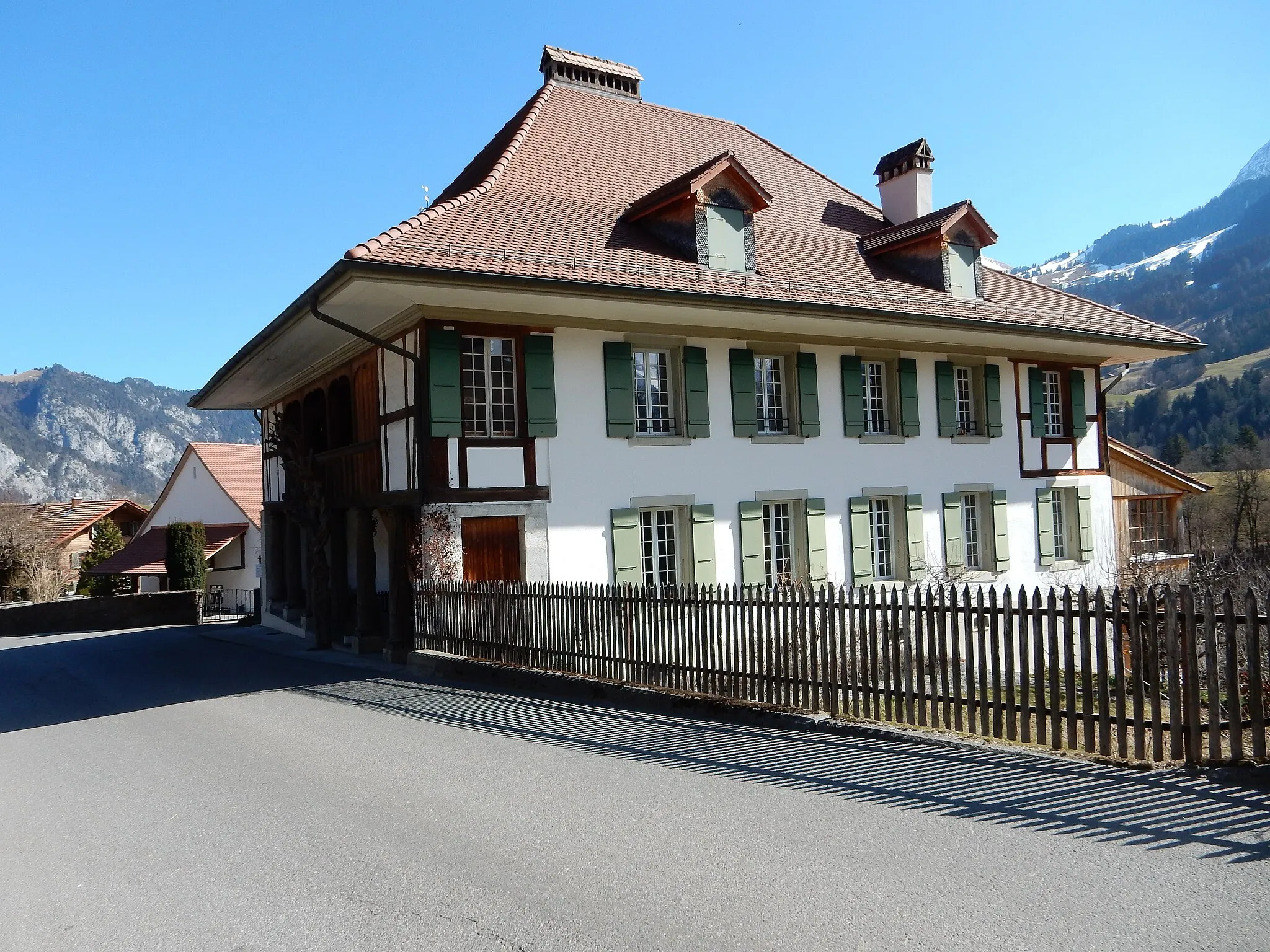 Photo showing: Diemtigen, Dorf 21, Pfarrhaus (1781/82): Diemtigtaler Hauswege, Haus 3B: Pfarrhaus