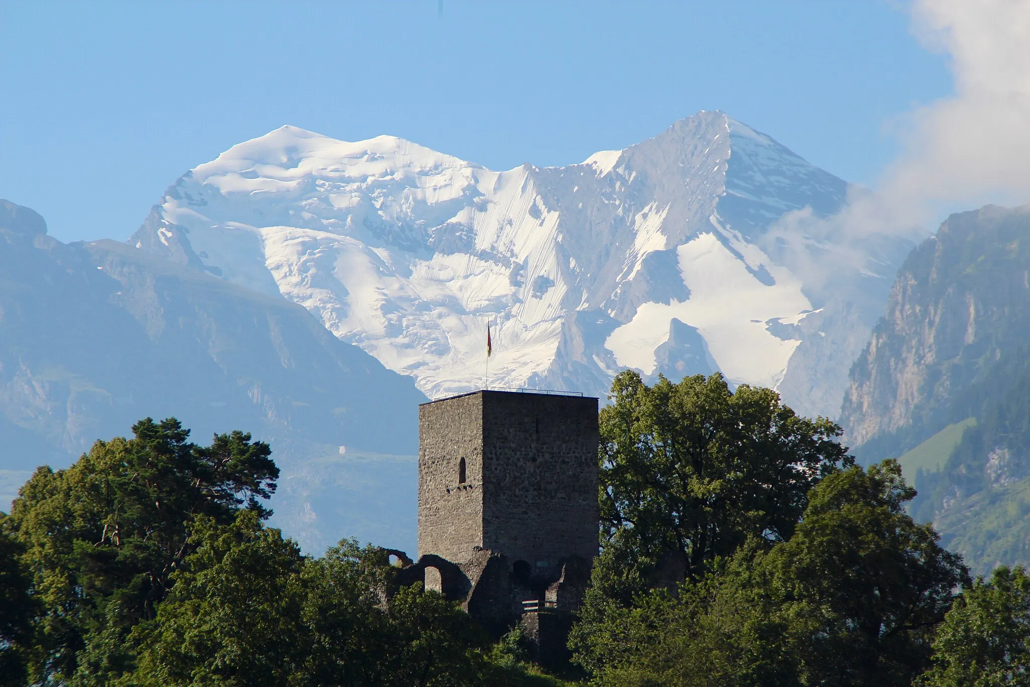 Photo showing: de:Tellenburg bei Frutigen; im Hintergrund de:Balmhorn (links) und de:Altels (rechts)