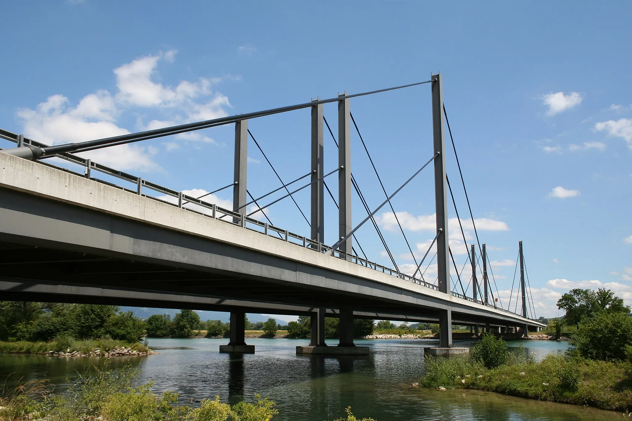 Photo showing: Bridge of the highway A5 over the Aare river. Municipalities Grenchen and Arch, Switzerland