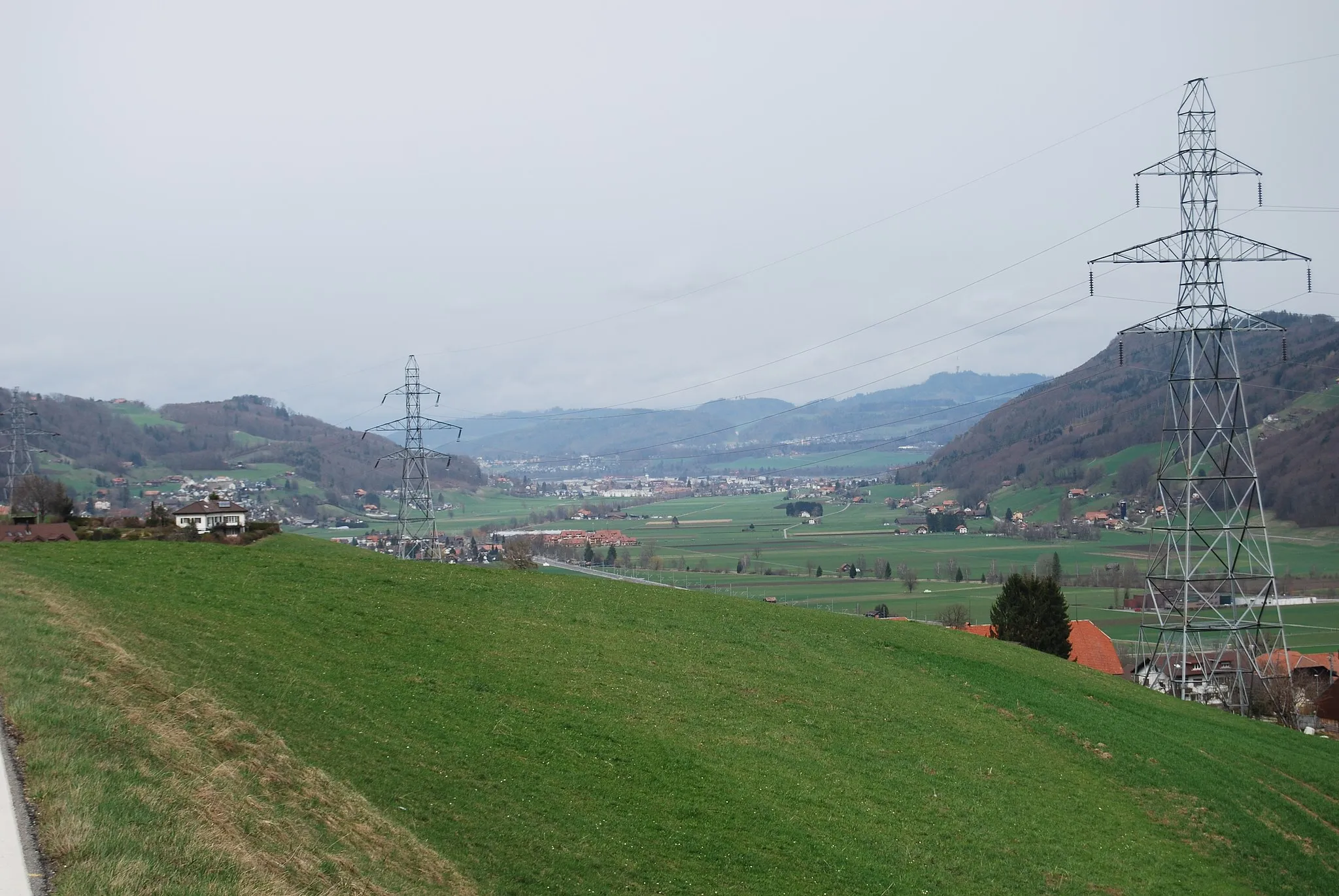 Photo showing: View from Rümligen to the Gürbe Valley with Kaufdorf, Gelterfingen and Toffen, canton of Bern, Switzerland