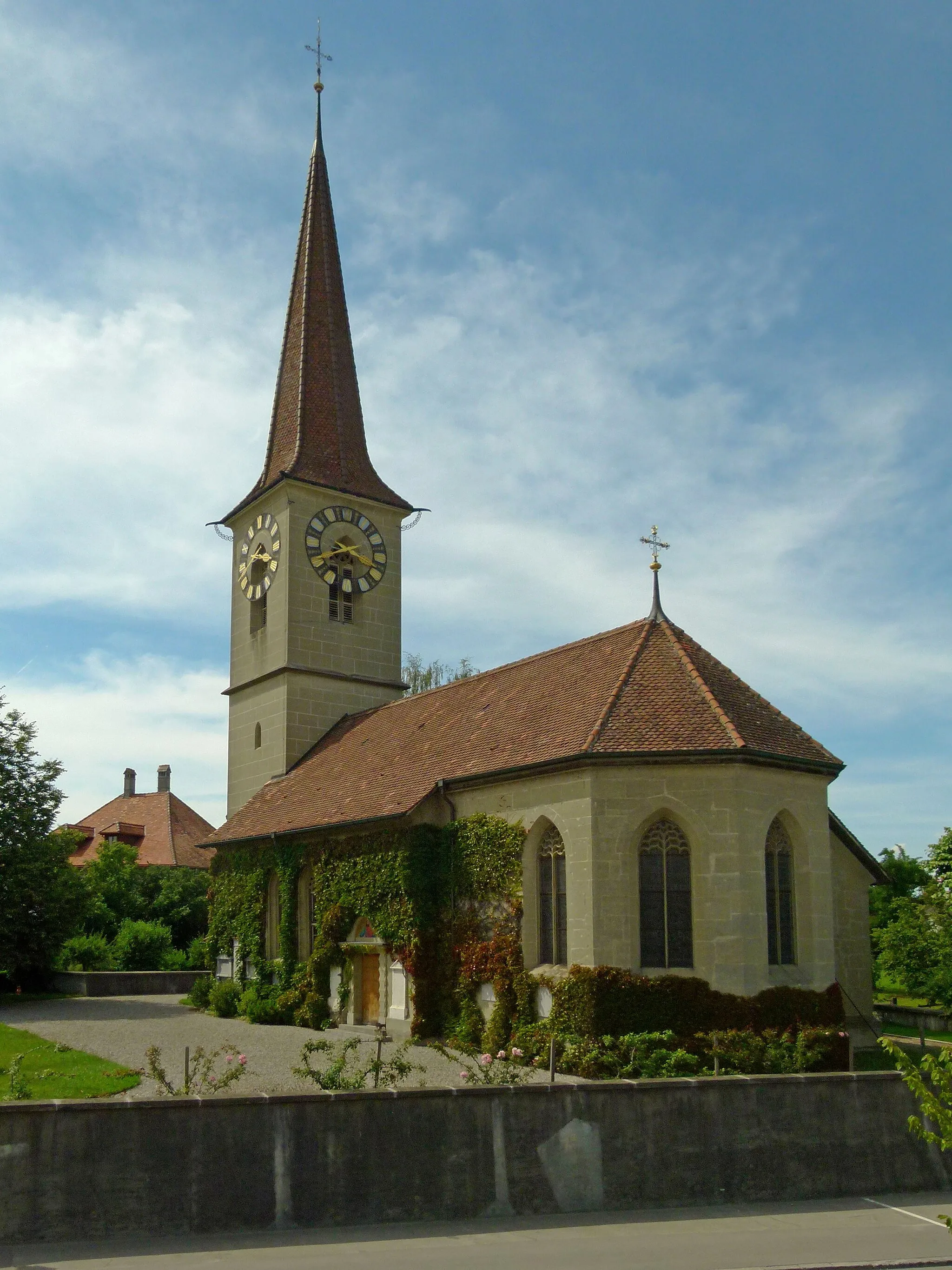 Photo showing: Kirche Hindelbank, erbaut 1517/18, 1912 beim Dorfbrand schwer beschädigt, 1912 neu aufgebaut. In der Kirche zwei Kunstwerke: Das Grabmal für Hironymus v.Erlach und das Denkmal für Pfarrersfrau Maria Magdalena Langhans, Werke des Bildhauers Johann August Nahl.