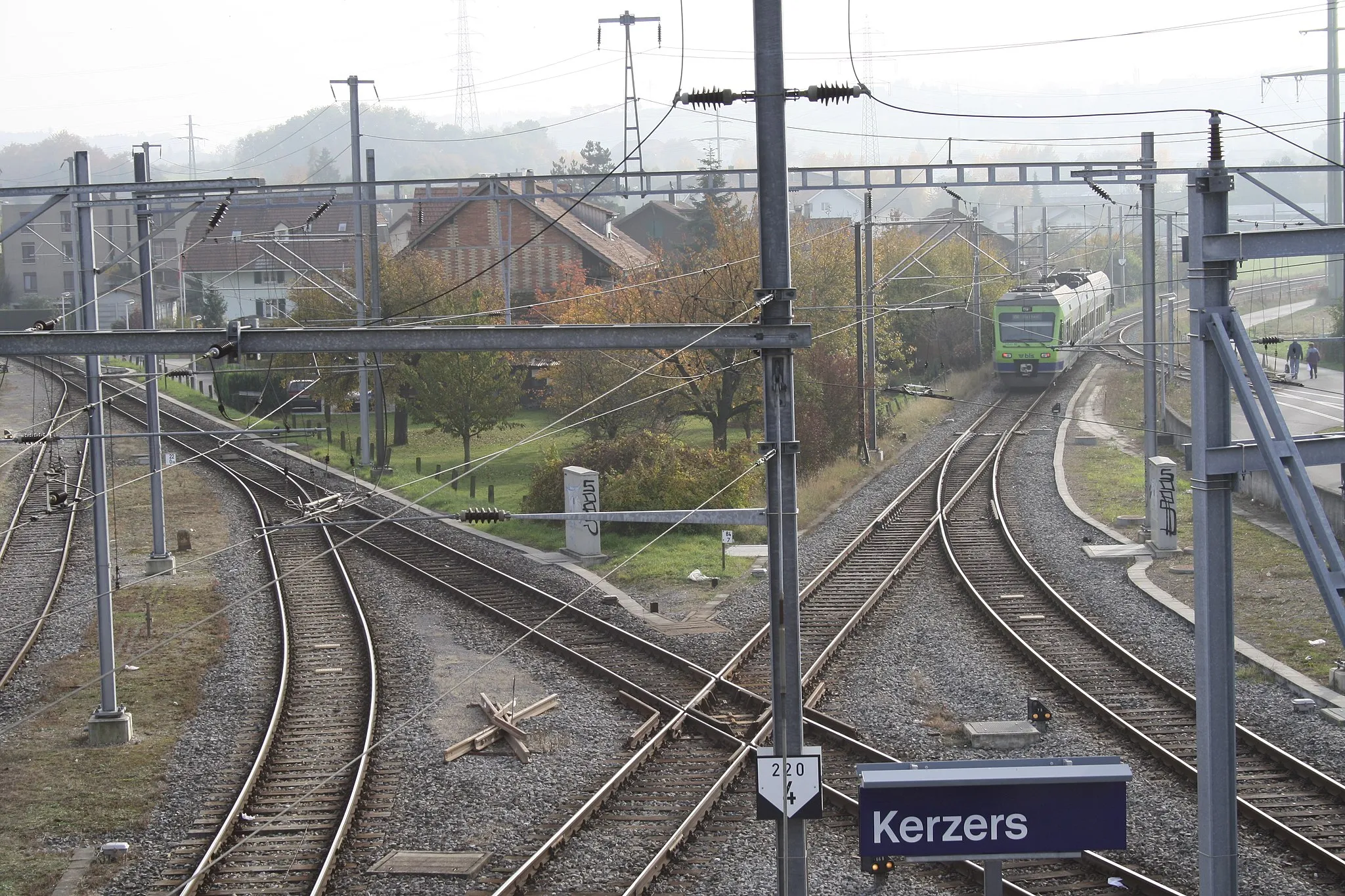 Photo showing: Streckenkreuzung Kerzers mit S-Bahn-Zug nach Murten