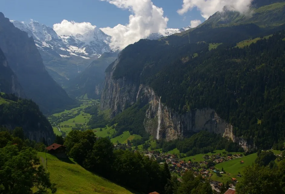 Photo showing: Lauterbrunnen valley from Wengen (October 2011)