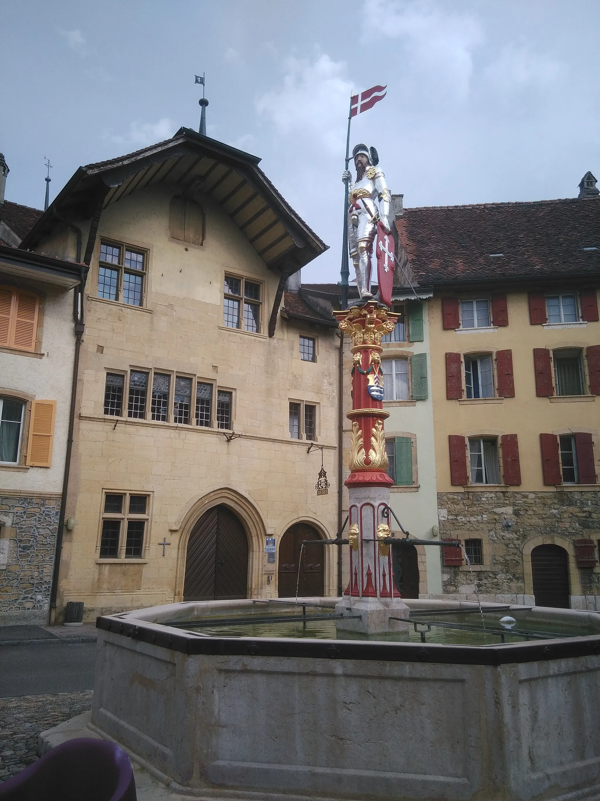 Photo showing: Fontaine au chevalier devant la chapelle des Dix-Mille Martyres à Le Landeron