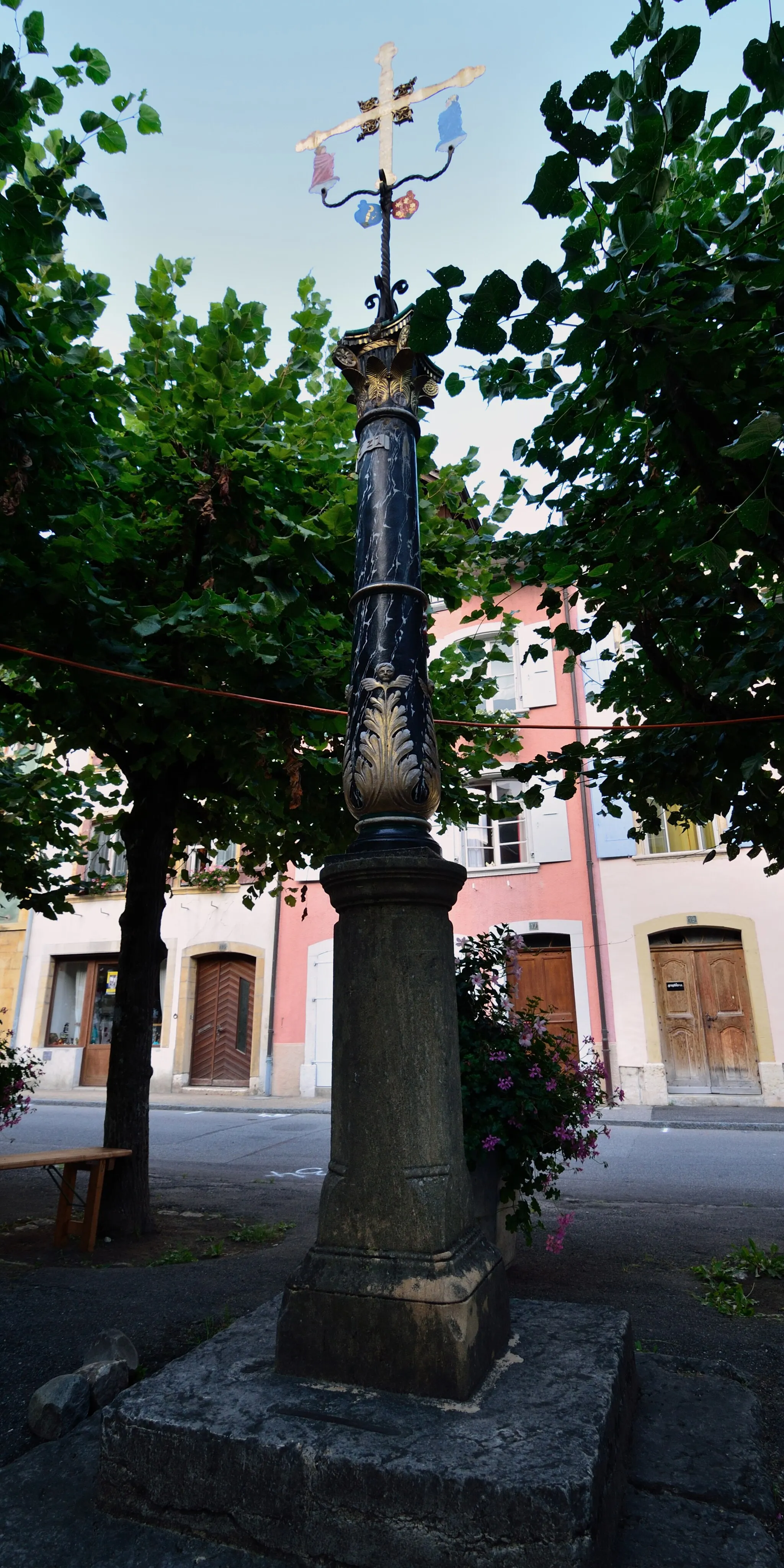 Photo showing: Croix Du Bourg du Landeron