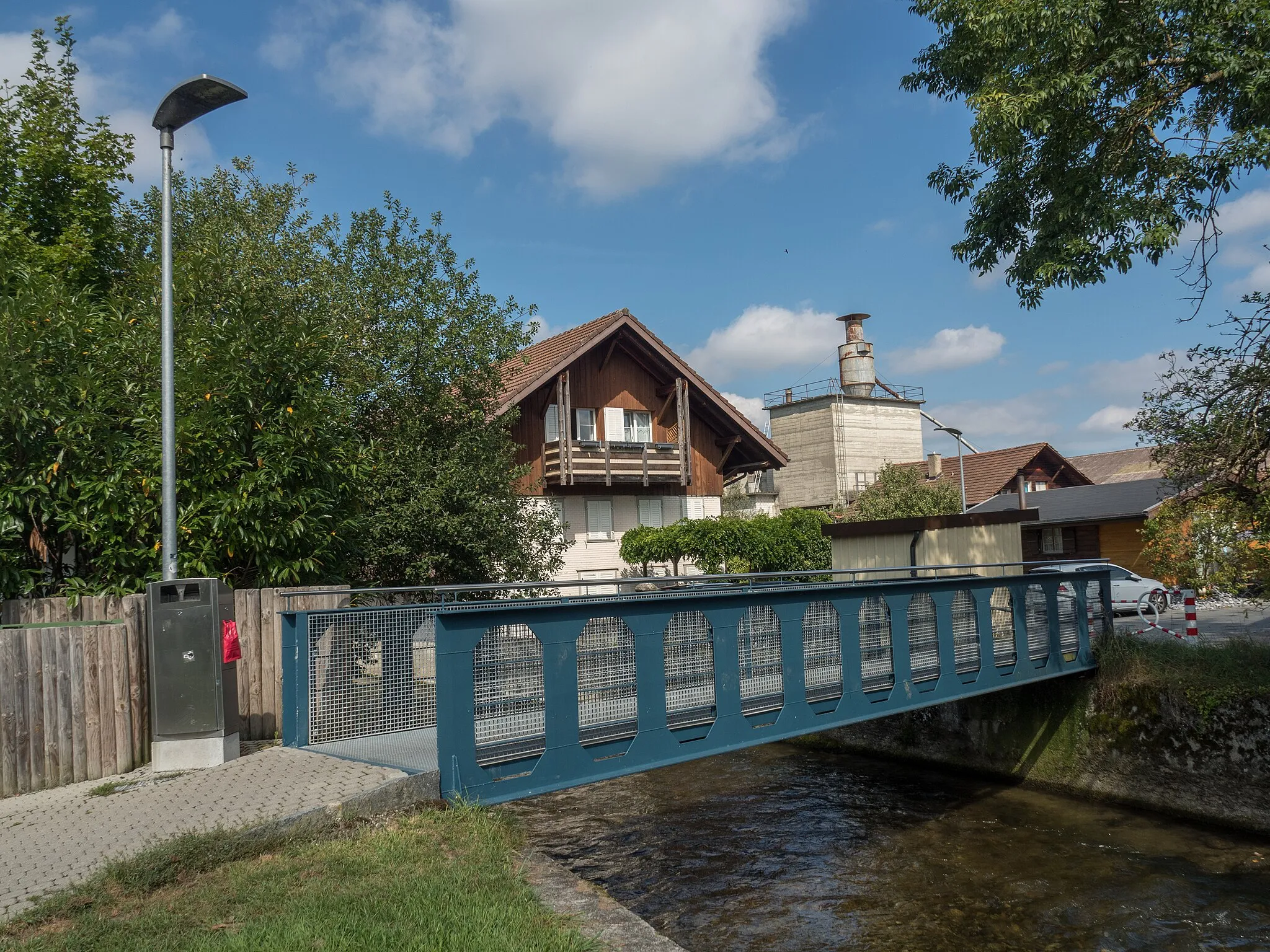 Photo showing: Pedestrian Bridge over the Langeten River, Lotzwil, Canton of Bern, Switzerland