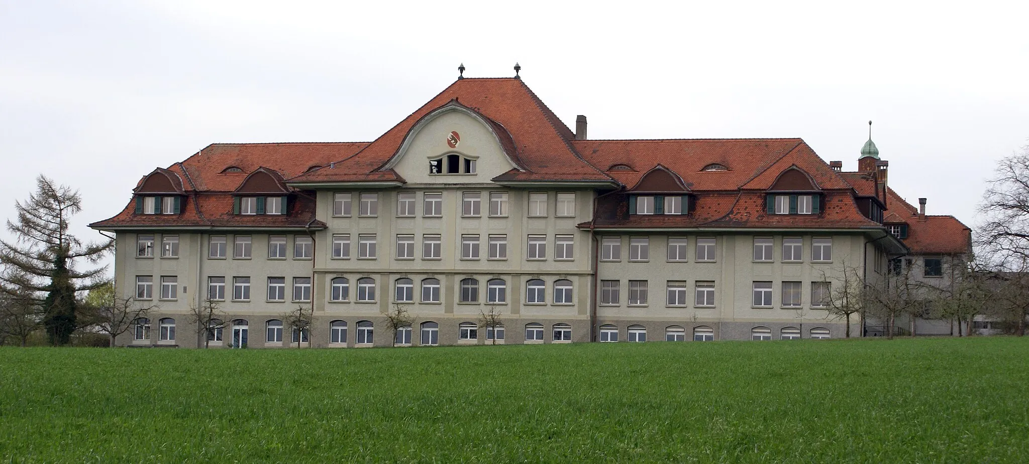 Photo showing: The Landwirtschafts- und Haushaltungsschule Schwand-Münsingen (English: Schwand-Münsingen Agricultural and Housekeeping School) was an agricultural school on the Schwand hill in Münsingen, Switzerland.