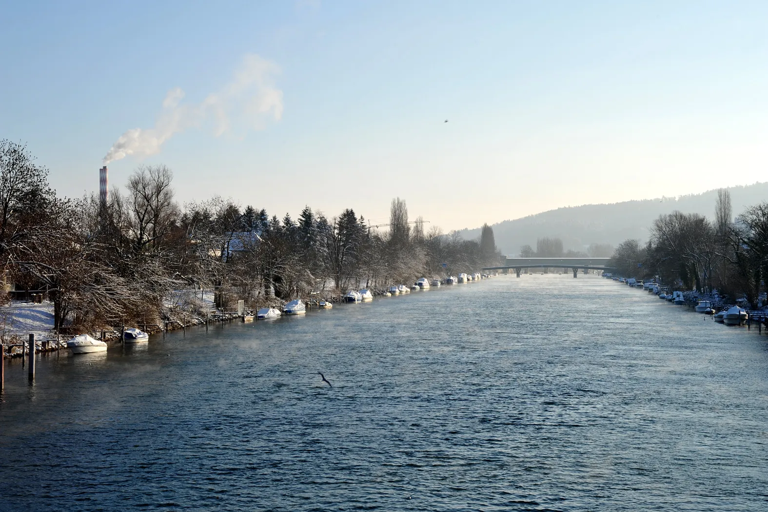 Photo showing: Nidau-Büren Channel in Nidau; Berne, Switzerland.
View to the weir in Port.