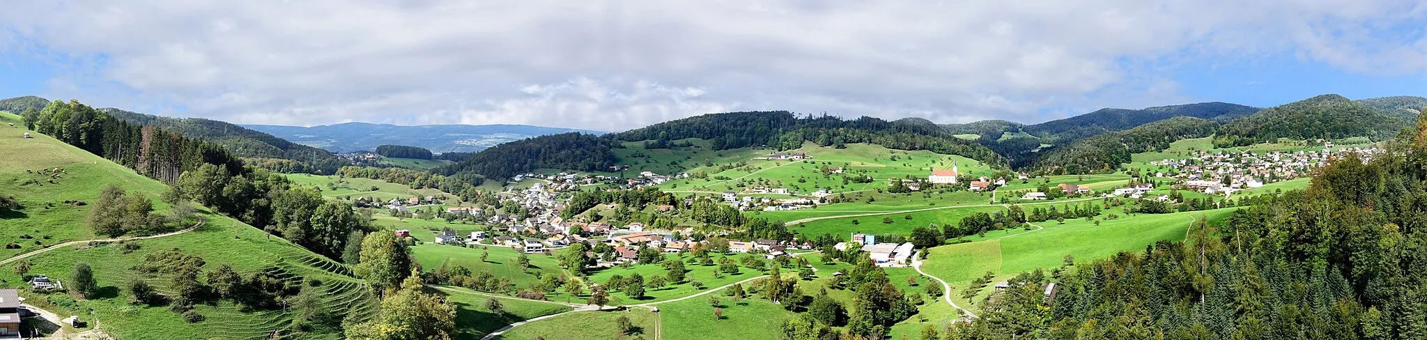 Photo showing: Blick von der Ruine Gilgenberg nach Zullwil, Pfarrkirche auf dem Weiler Oberkirch, Nunningen, Solothurner Faltenjuras, Schweiz