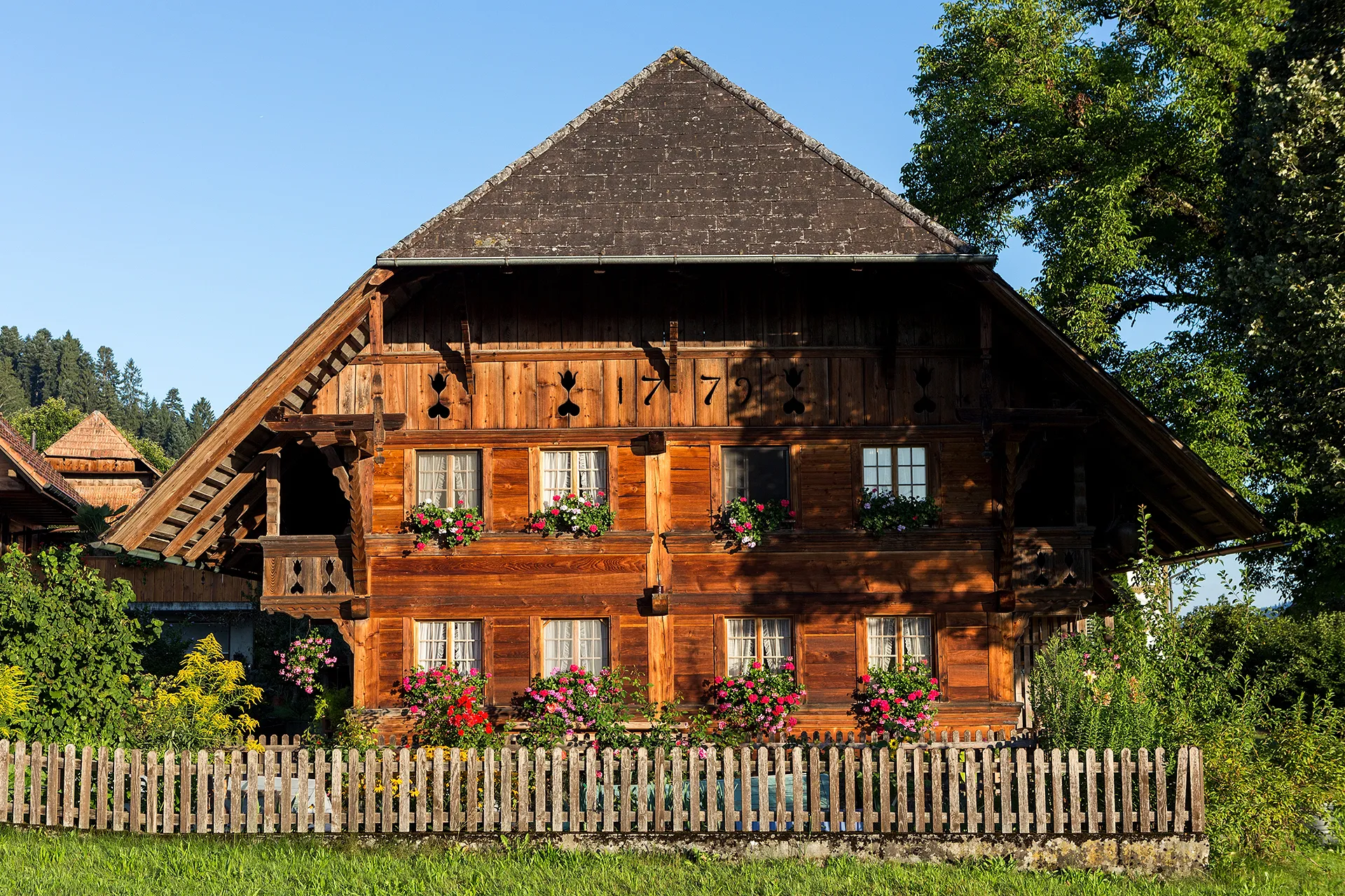 Photo showing: Ortstypisches Bauernhaus aus dem Jahre 1779 in Rüderswil im Emmental