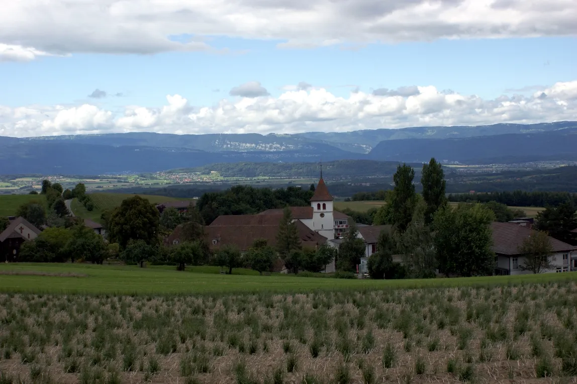 Photo showing: Frienisberg - Dorf mit Klosterturm, Hintergrund Seeland und Jura - DSC03827.JPG