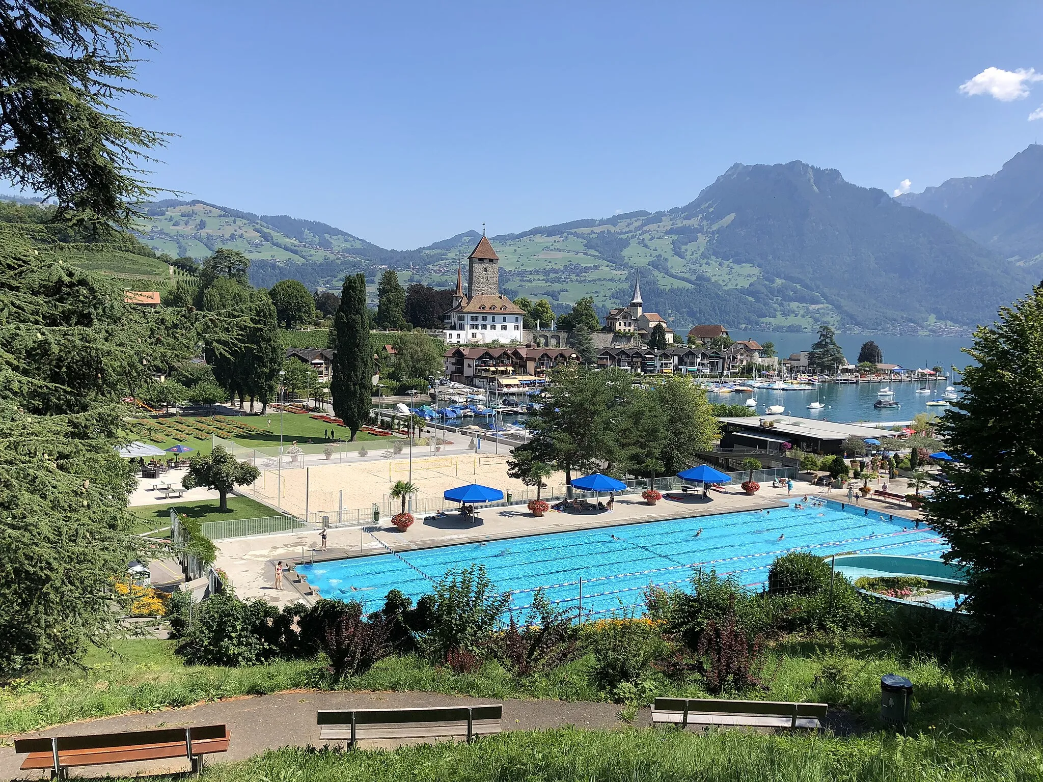 Photo showing: Blick auf Hafen und Freibad de:Spiez